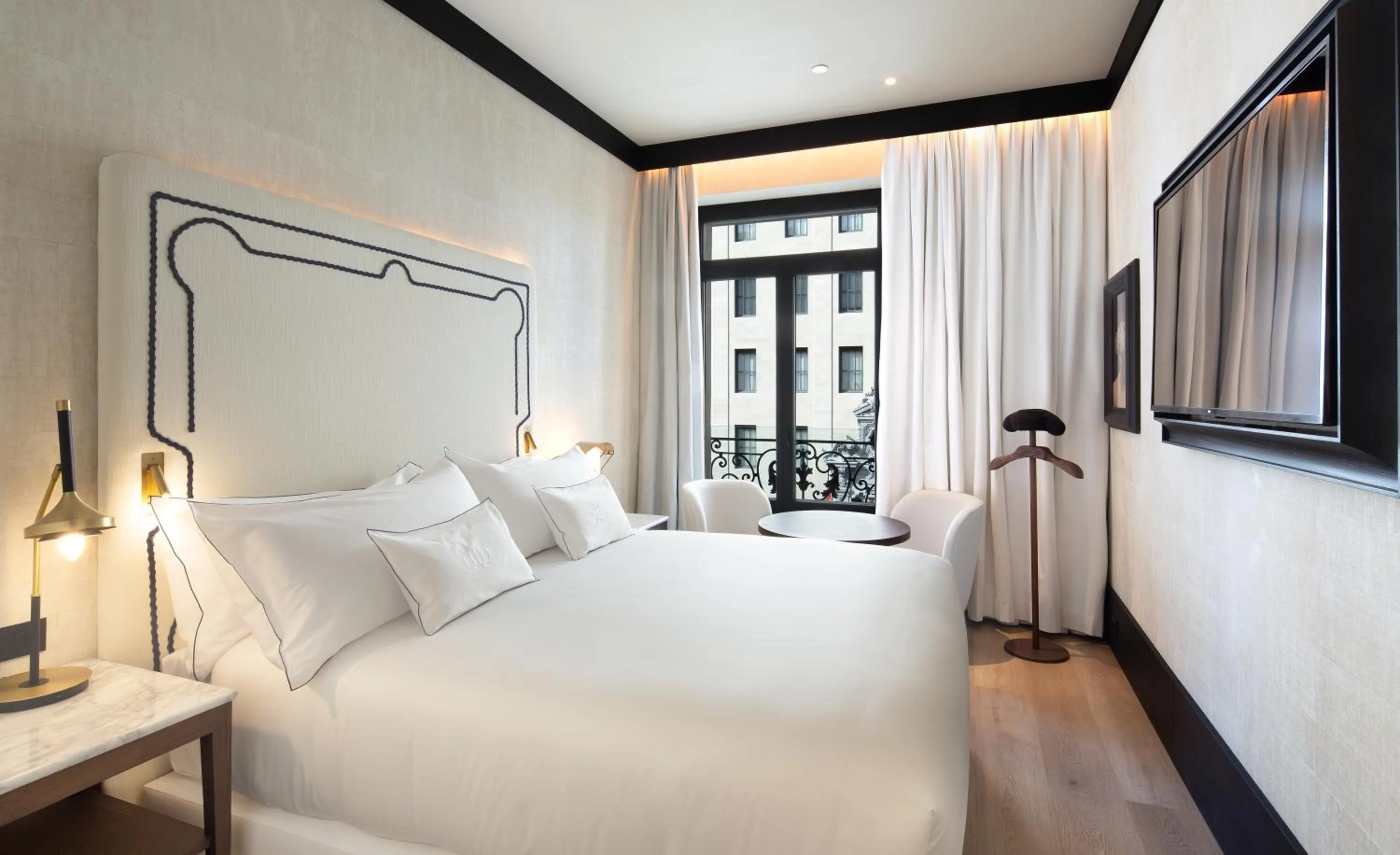 Bed in Hotel Montera Madrid, Curio Collection By Hilton