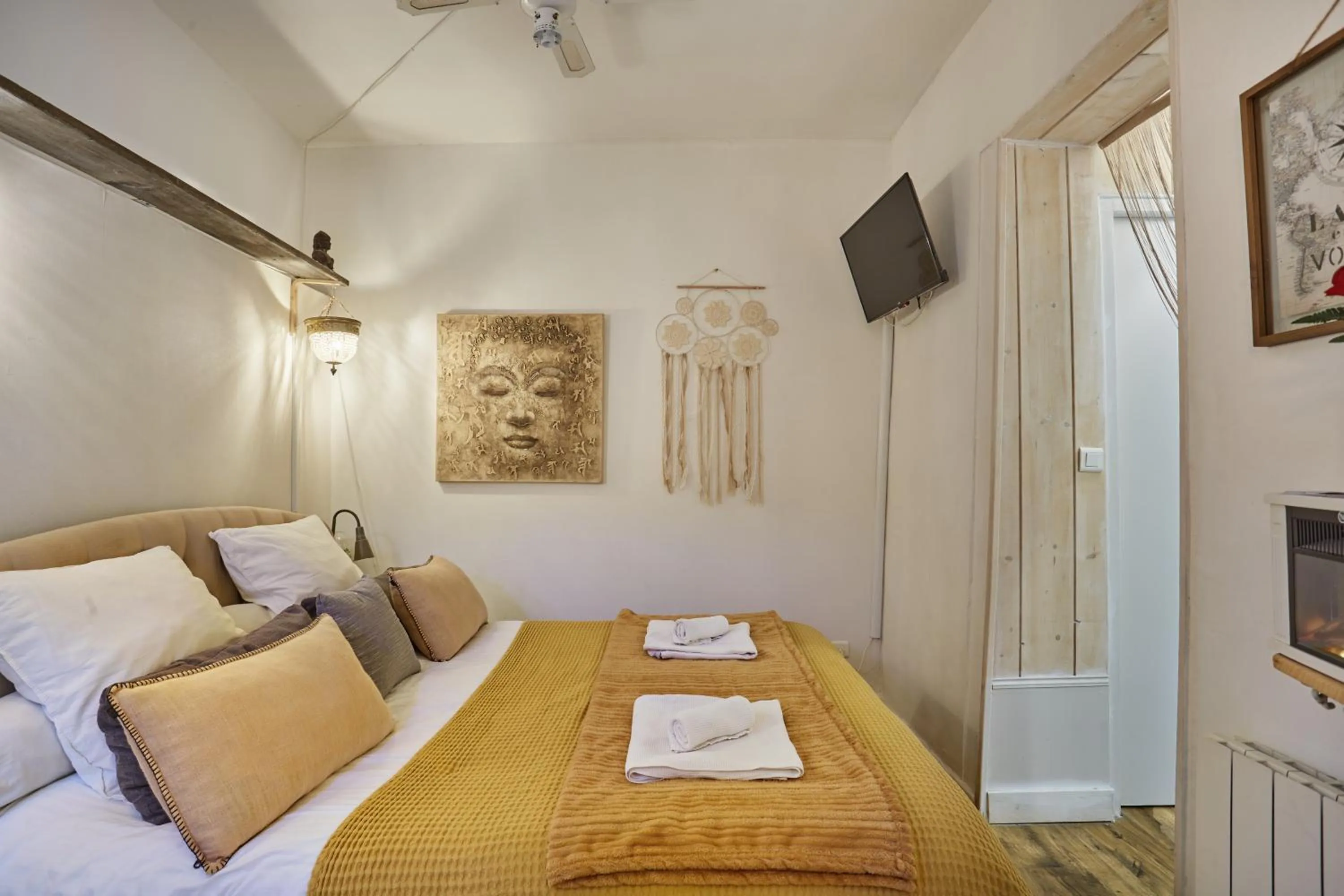 Bed in L'Escapade Aixoise Sauna Baln¿Jacuzzi All Inclusive