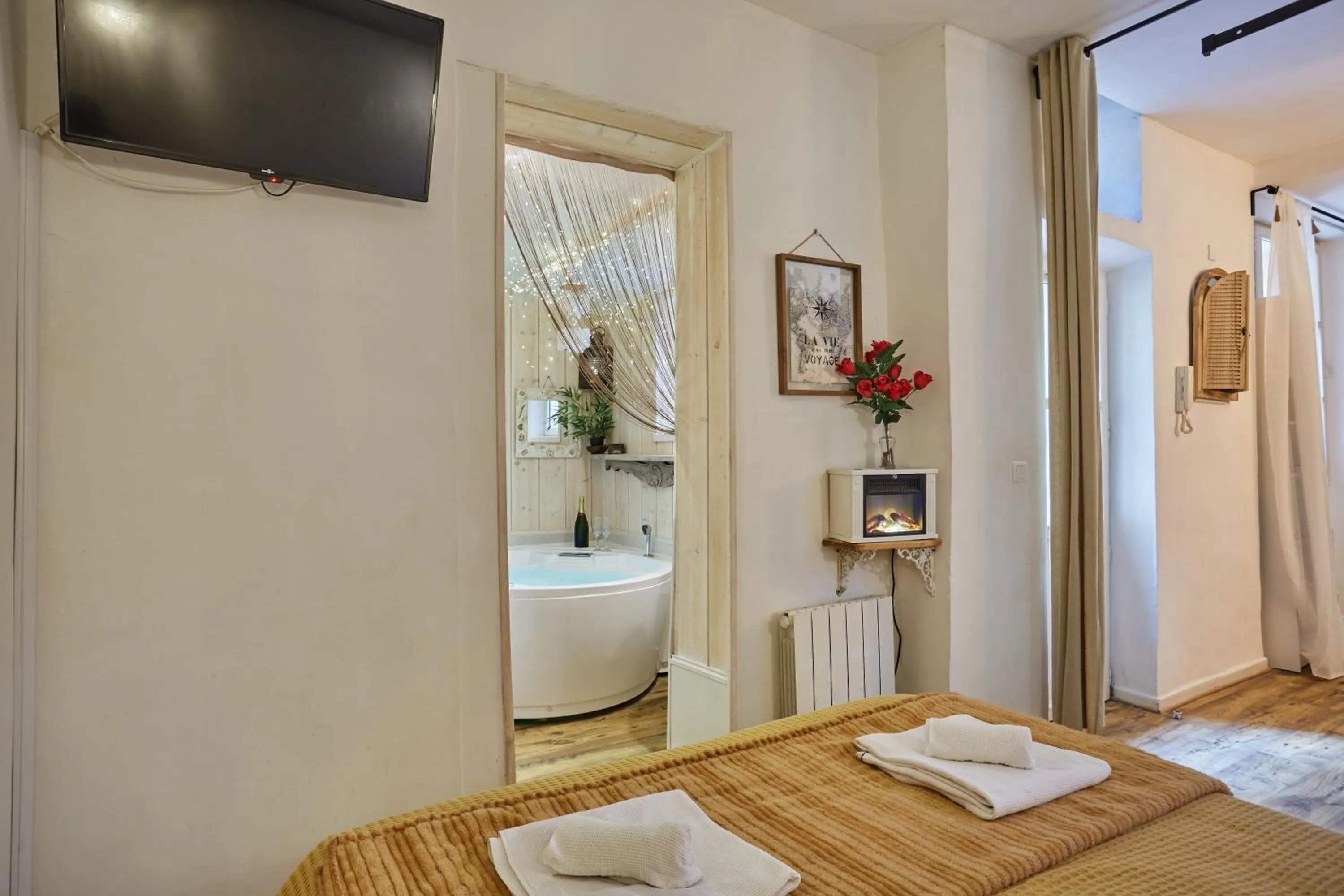 Bed in L'Escapade Aixoise Sauna Baln¿Jacuzzi All Inclusive