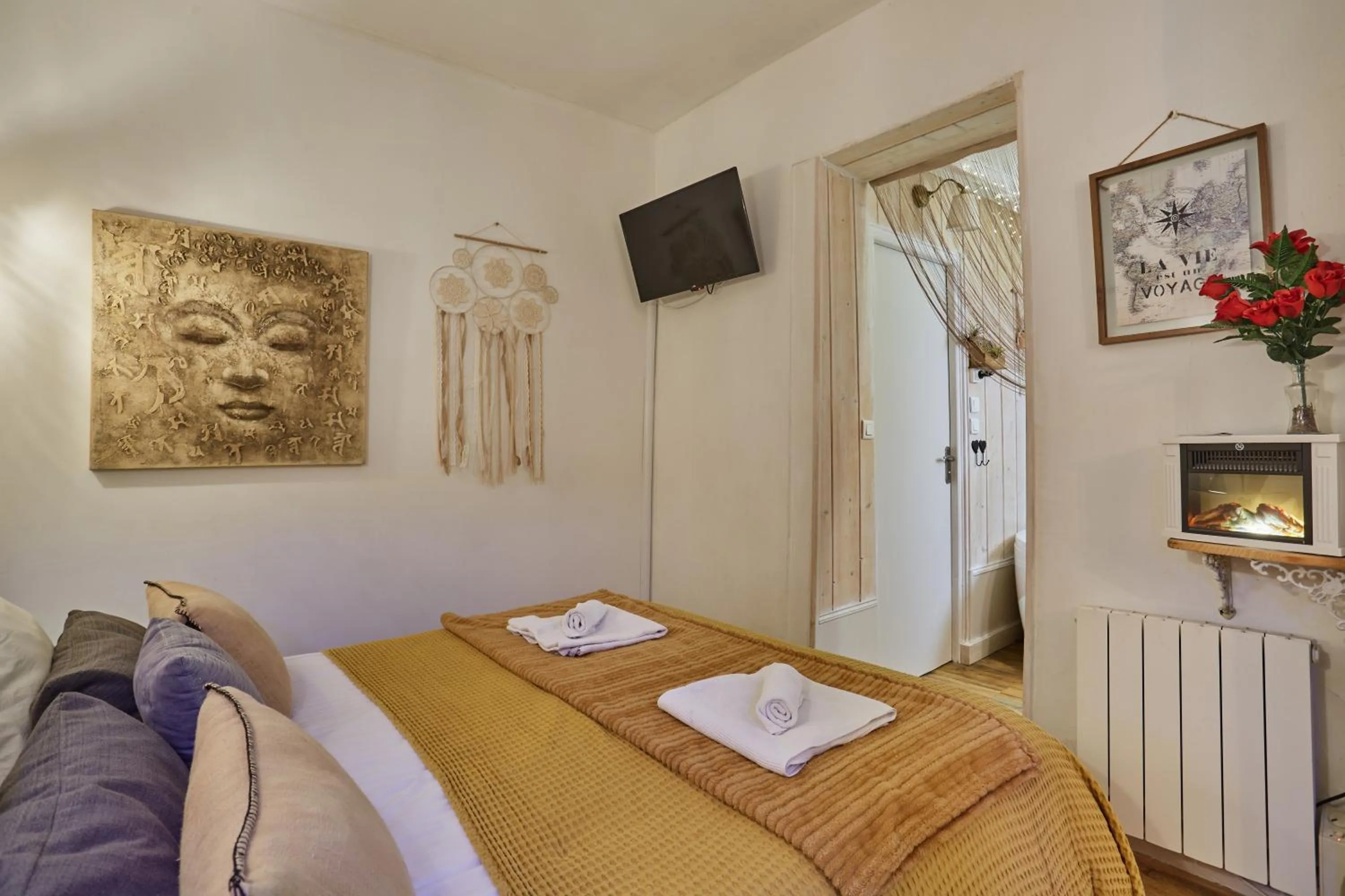 Bed in L'Escapade Aixoise Sauna Baln¿Jacuzzi All Inclusive