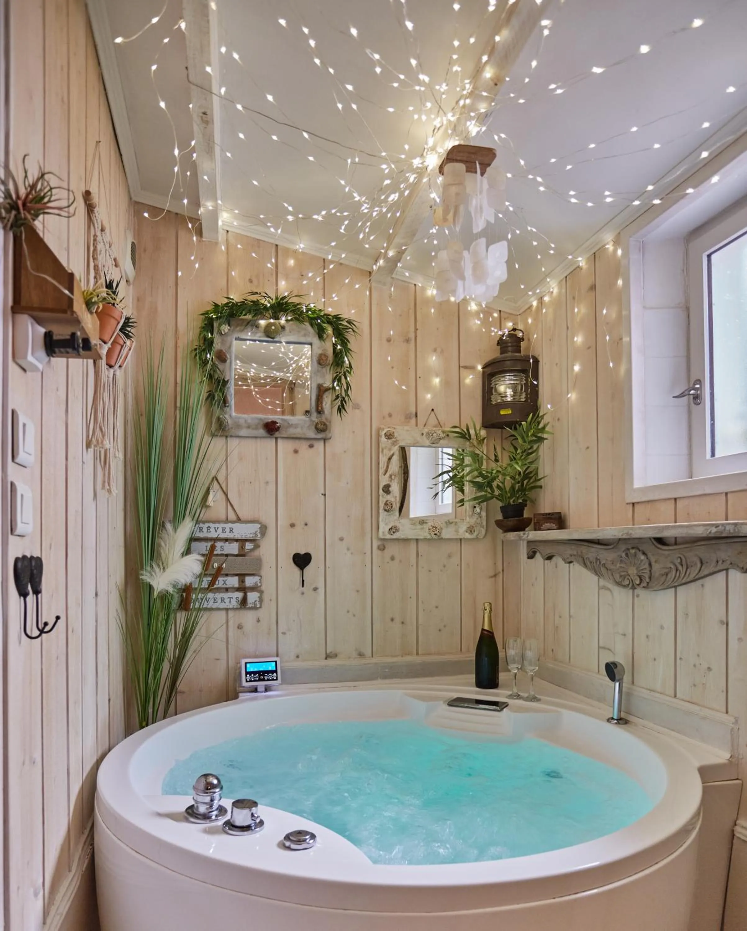 Hot Tub in L'Escapade Aixoise Sauna Baln¿Jacuzzi All Inclusive