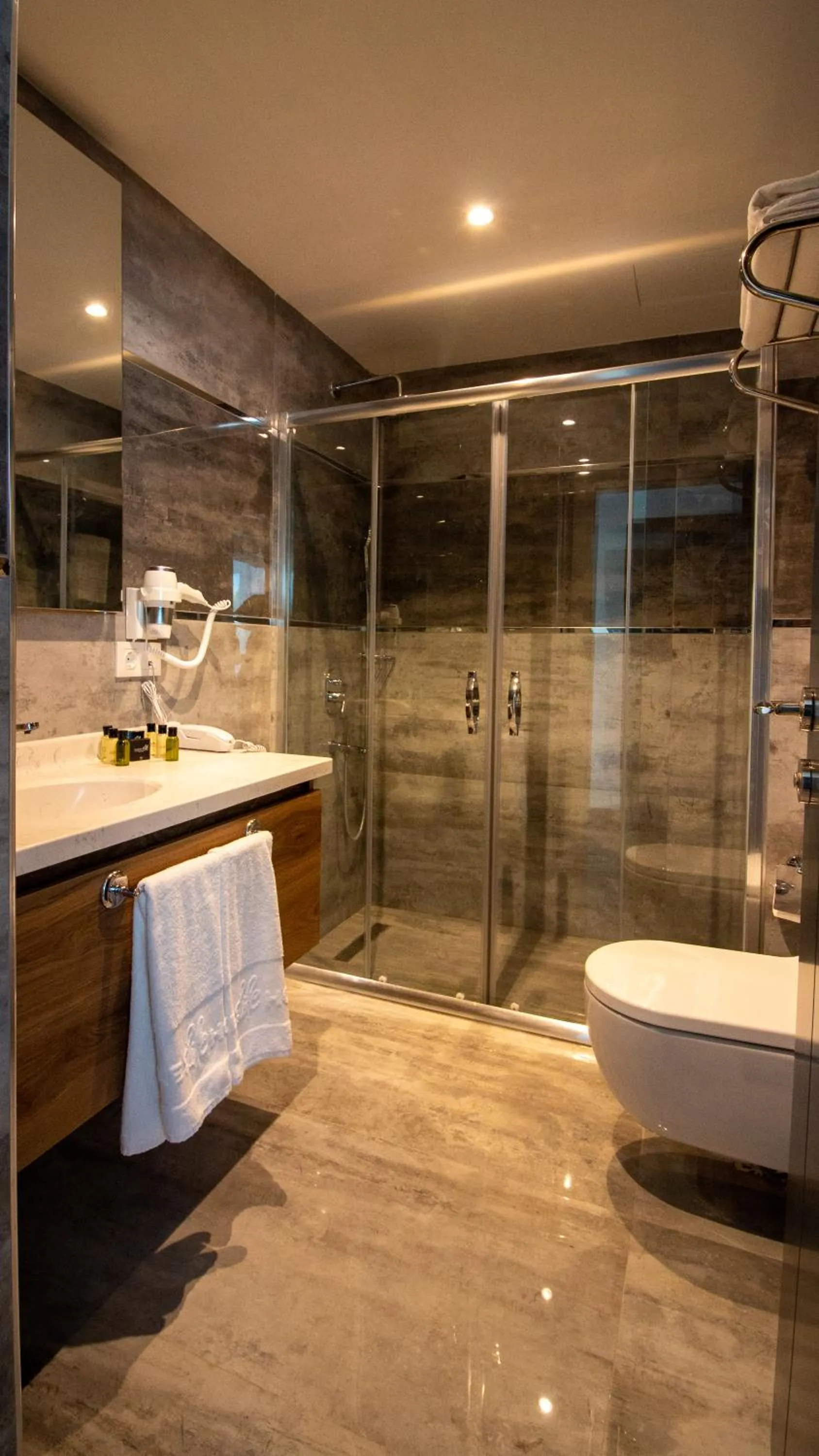 Shower in Lake Life Hotel