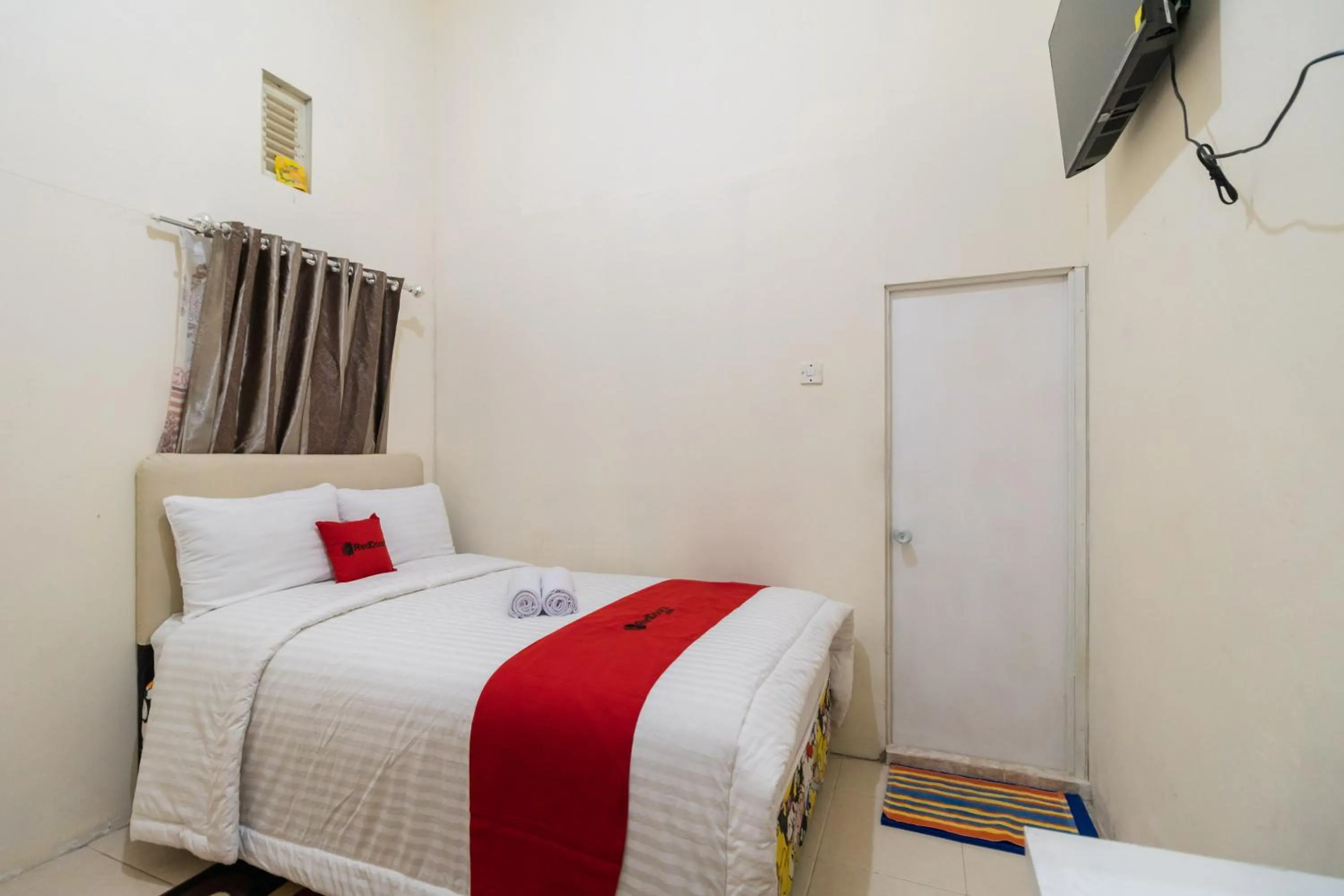 Bedroom, Bed in RedDoorz Syariah near Pasar Aur Kuning