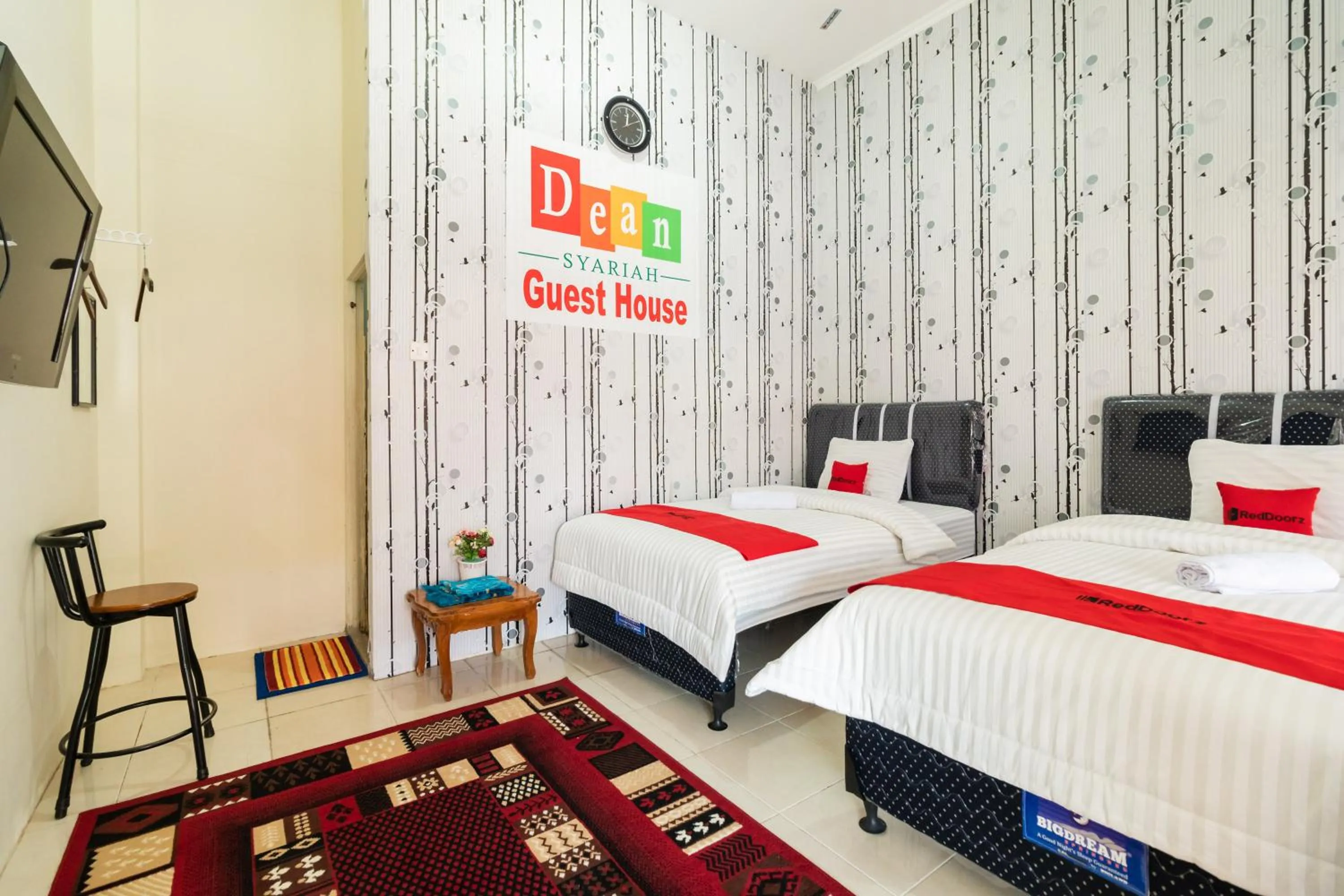 Bedroom, Bed in RedDoorz Syariah near Pasar Aur Kuning