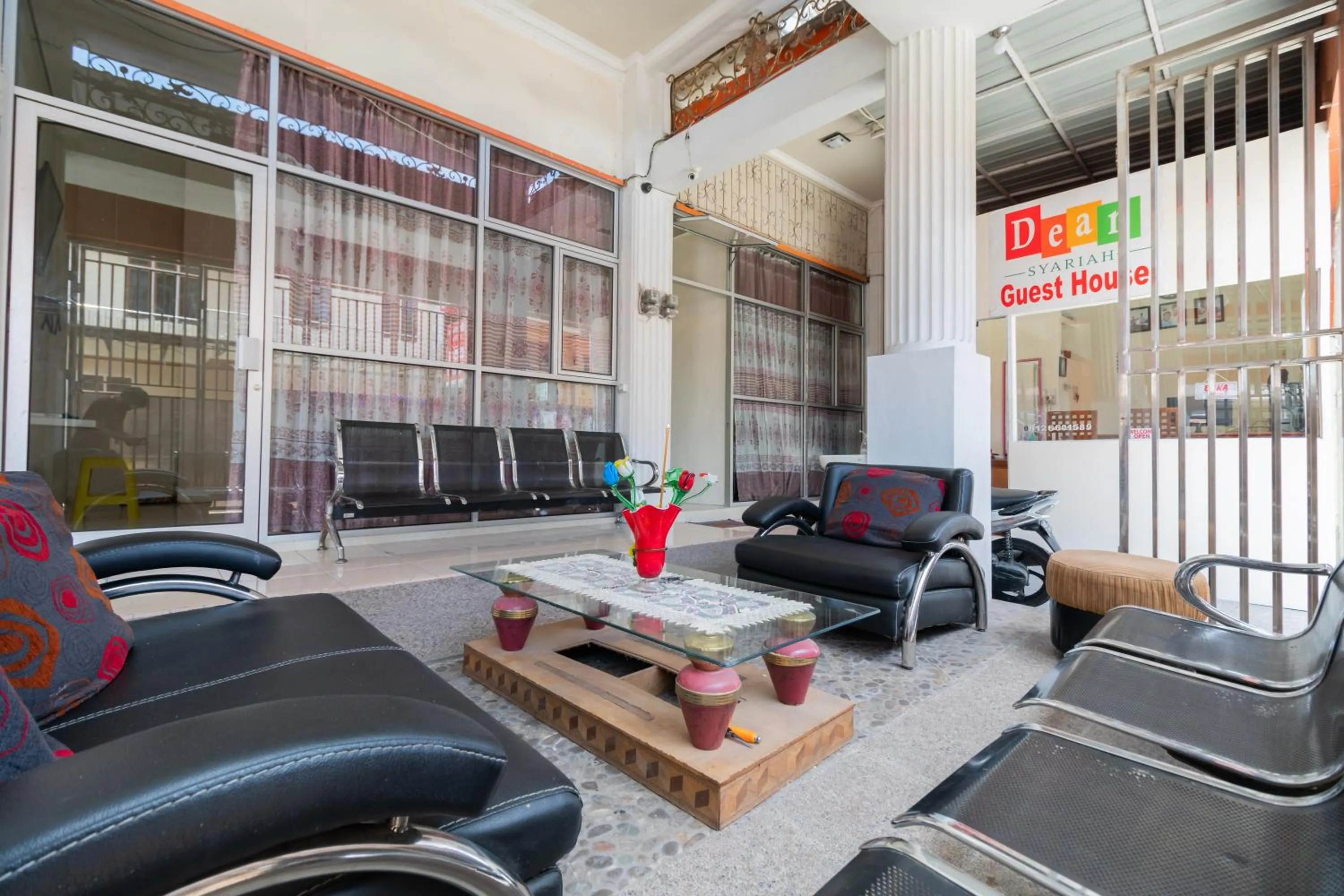 Living room in RedDoorz Syariah near Pasar Aur Kuning