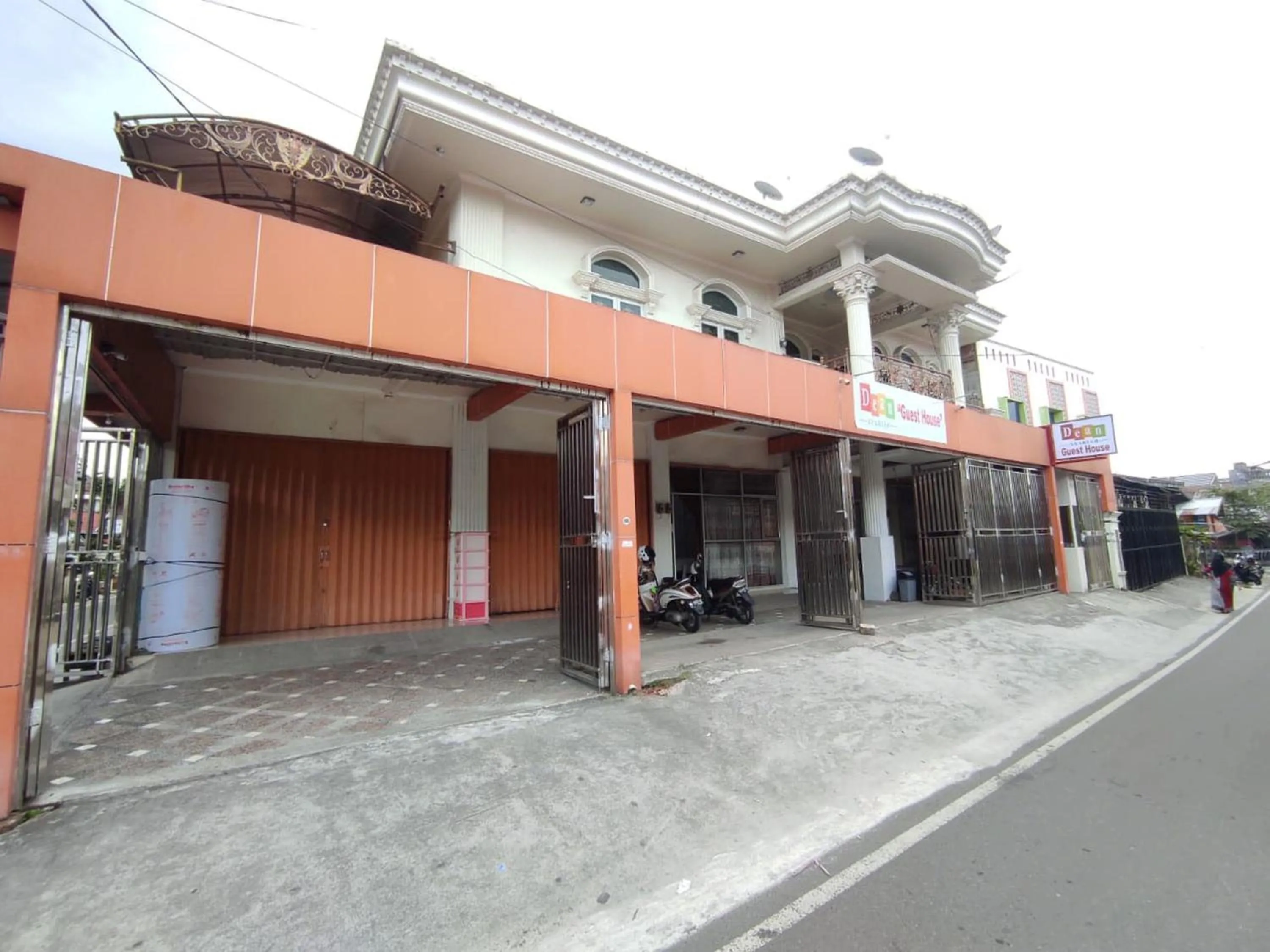 Property building in RedDoorz Syariah near Pasar Aur Kuning