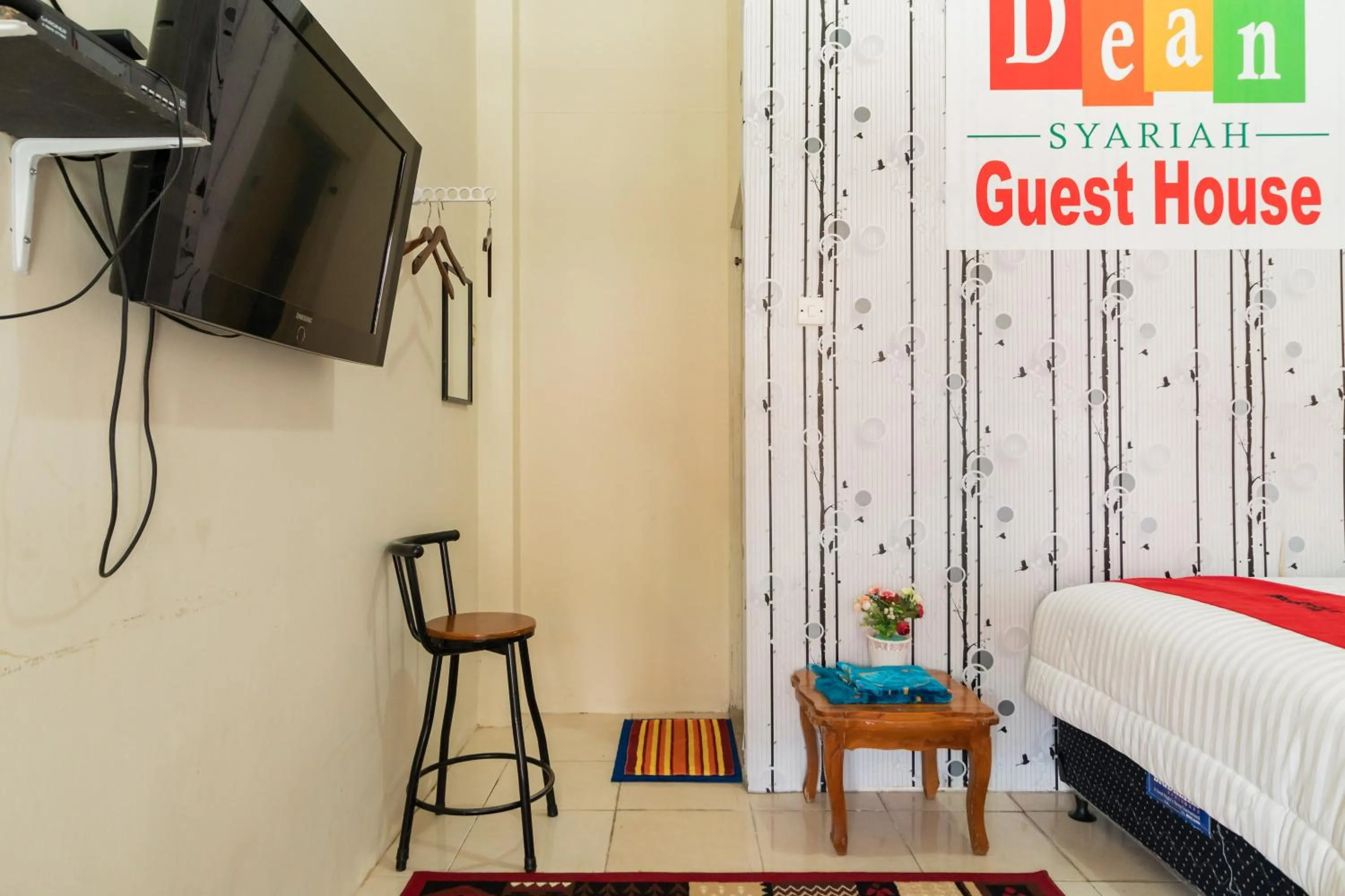 Bedroom, Bed in RedDoorz Syariah near Pasar Aur Kuning