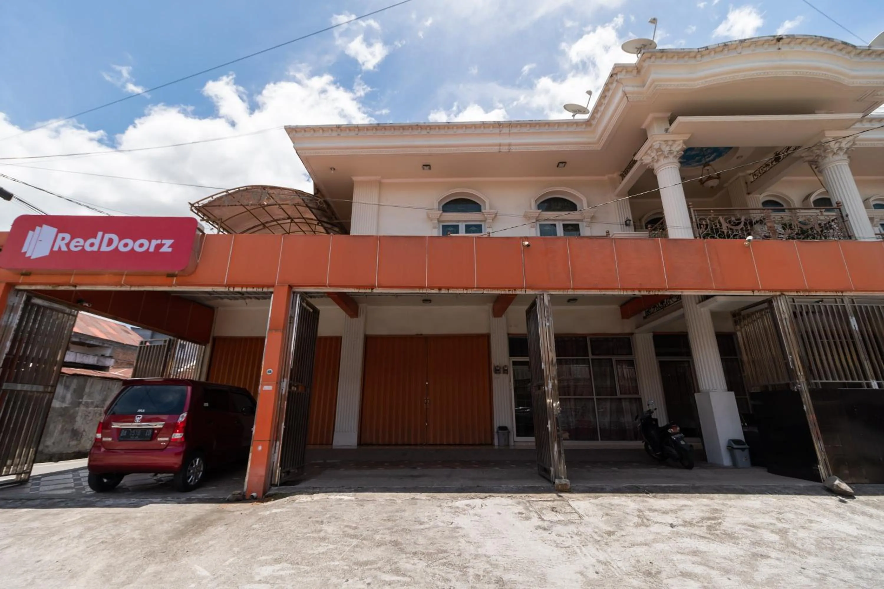 Property building in RedDoorz Syariah near Pasar Aur Kuning