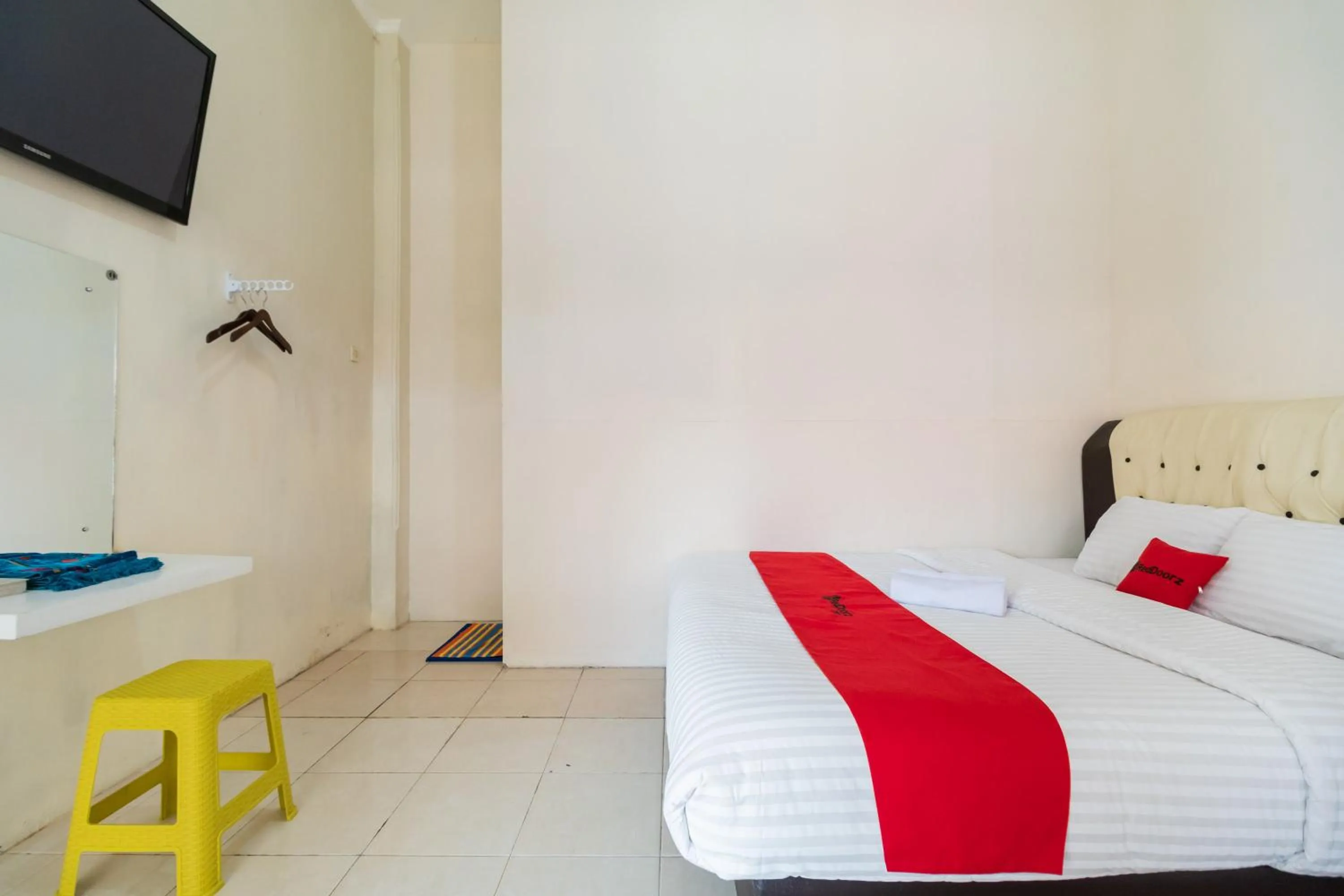 Bedroom, Bed in RedDoorz Syariah near Pasar Aur Kuning