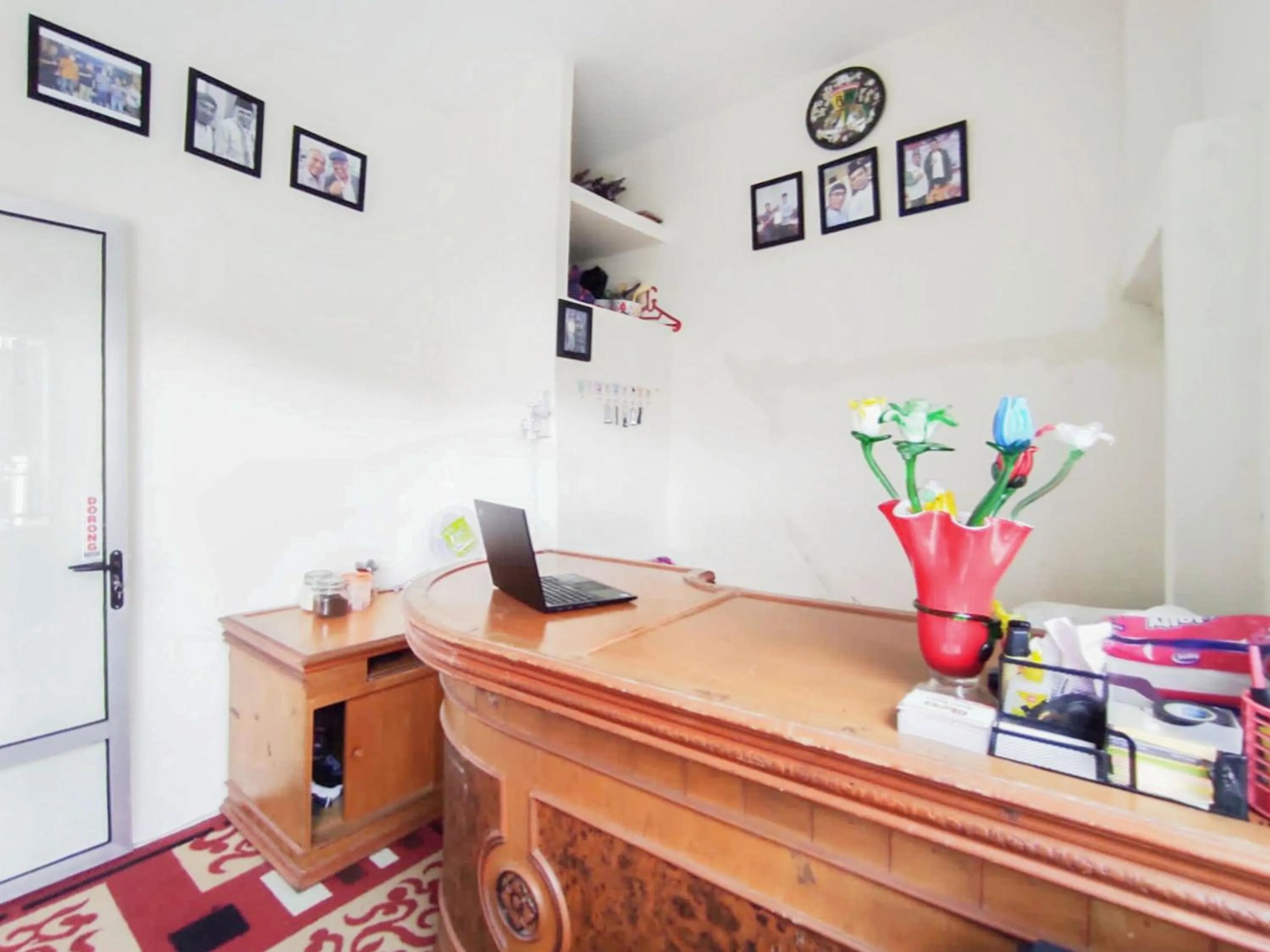 Lobby or reception in RedDoorz Syariah near Pasar Aur Kuning