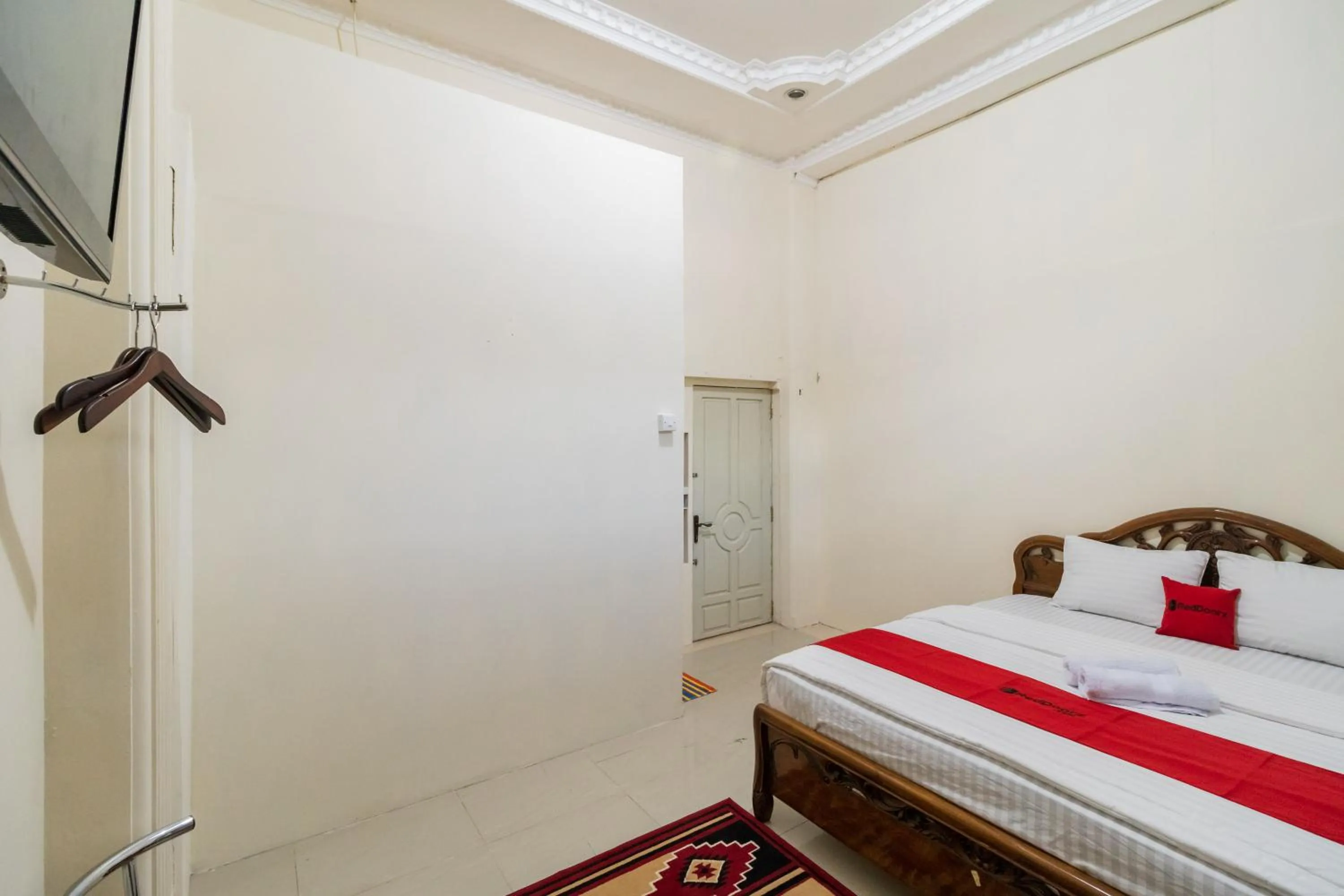 Bedroom, Bed in RedDoorz Syariah near Pasar Aur Kuning