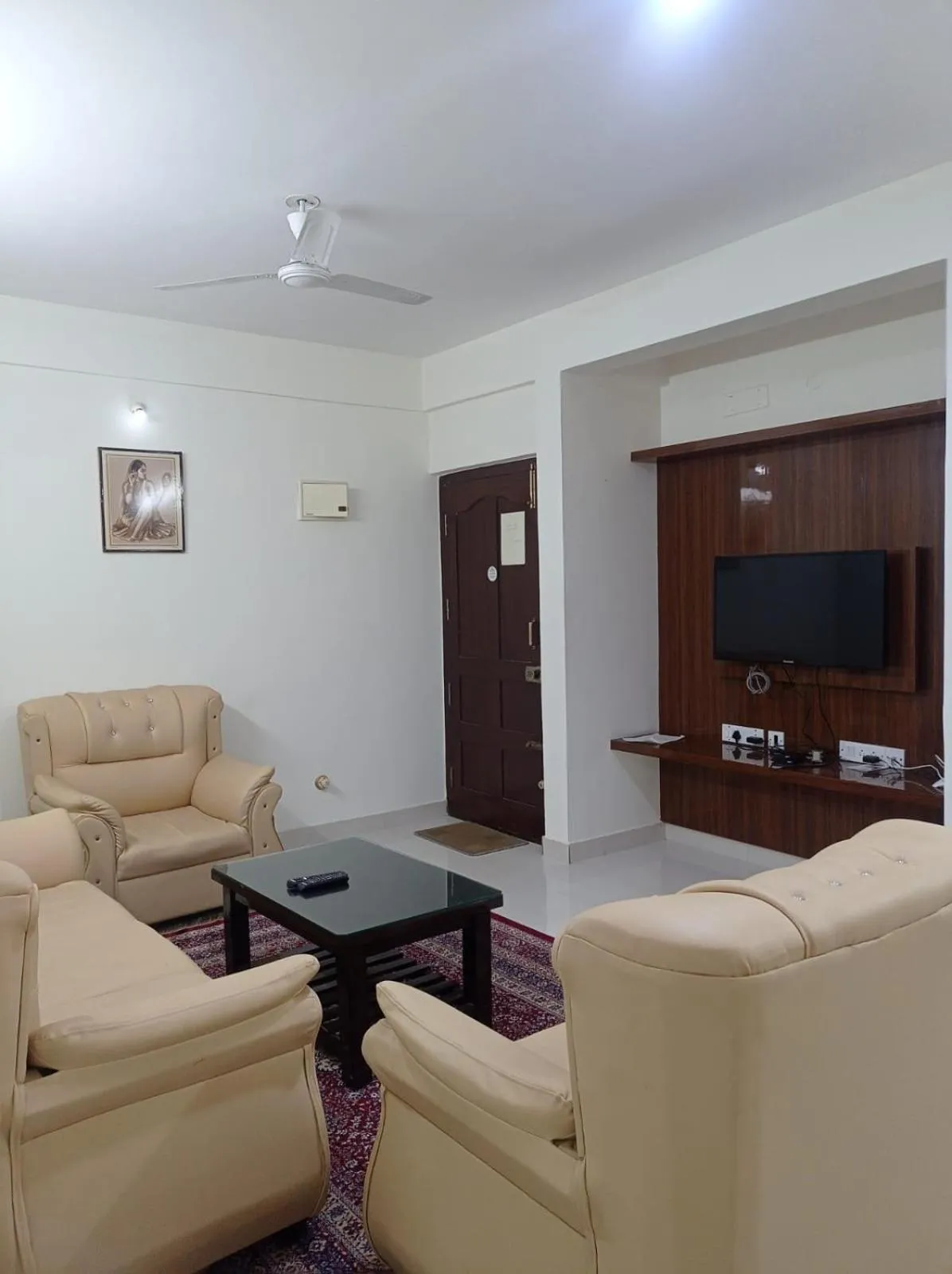Communal lounge/ TV room in Windfall Service Apartment