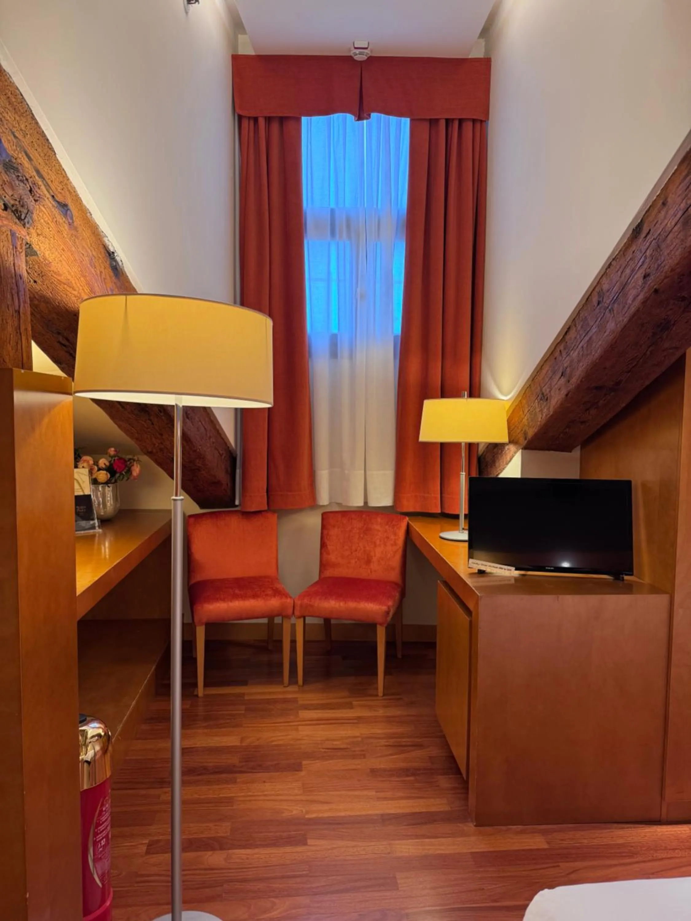 fireplace, Bed in Ruzzini Palace Hotel