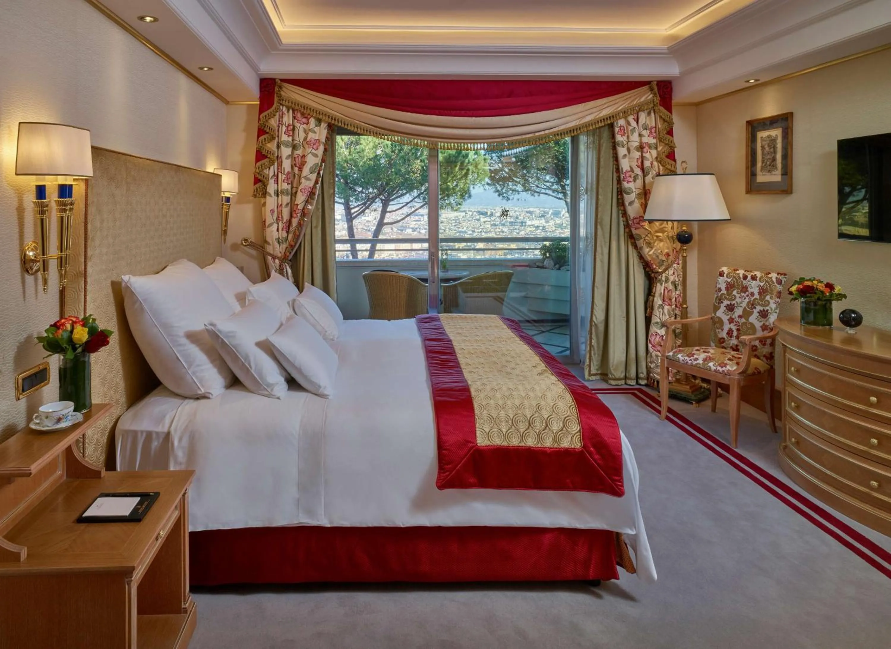 Bed in Rome Cavalieri, A Waldorf Astoria Hotel