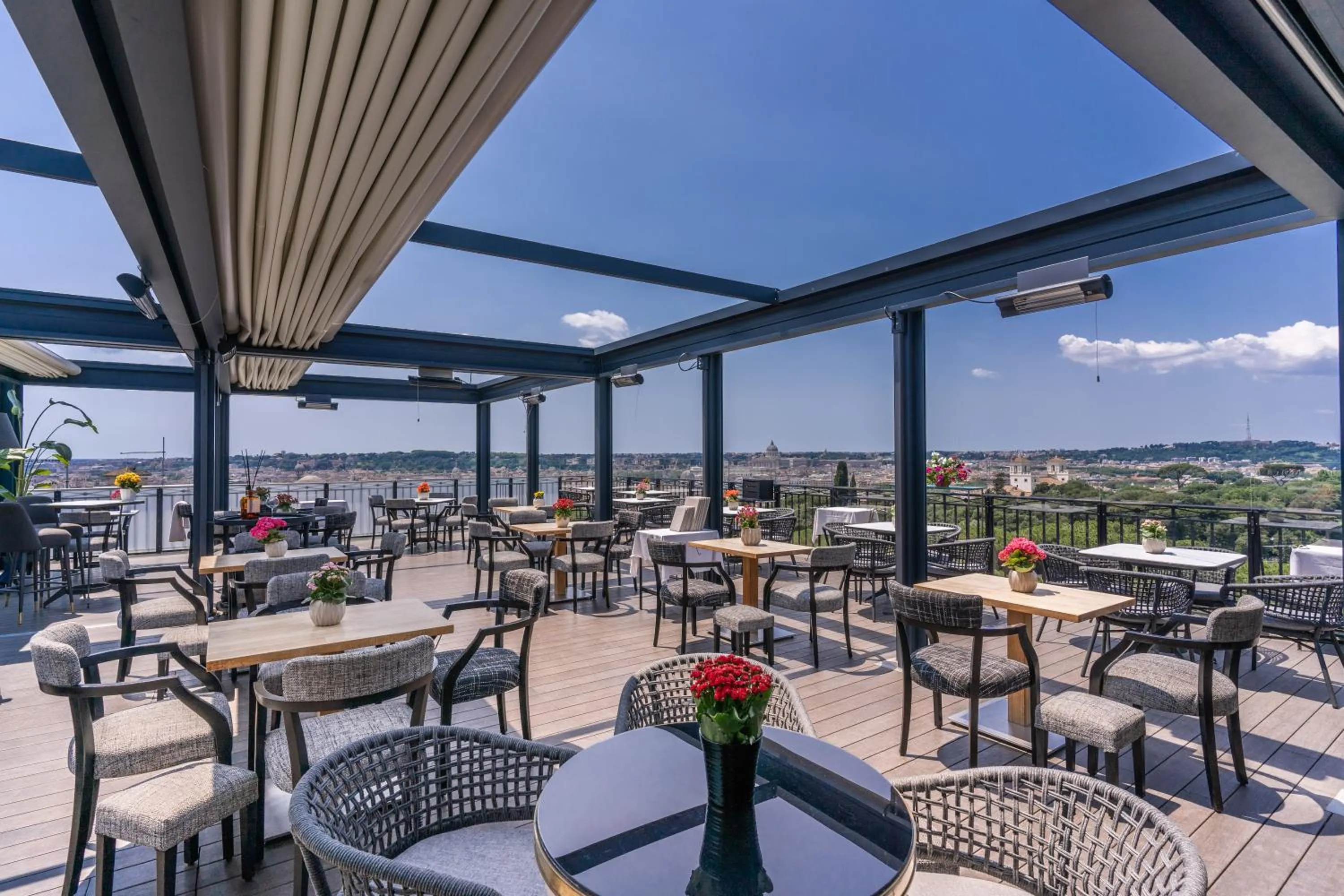 Patio in Hotel Splendide Royal - The Leading Hotels of the World