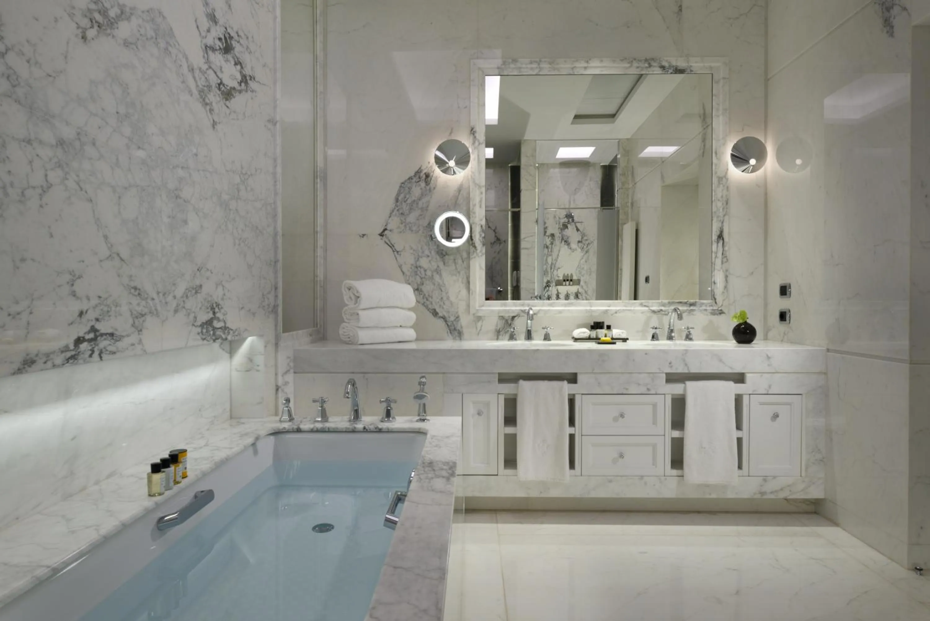 Shower in Hotel Splendide Royal - The Leading Hotels of the World