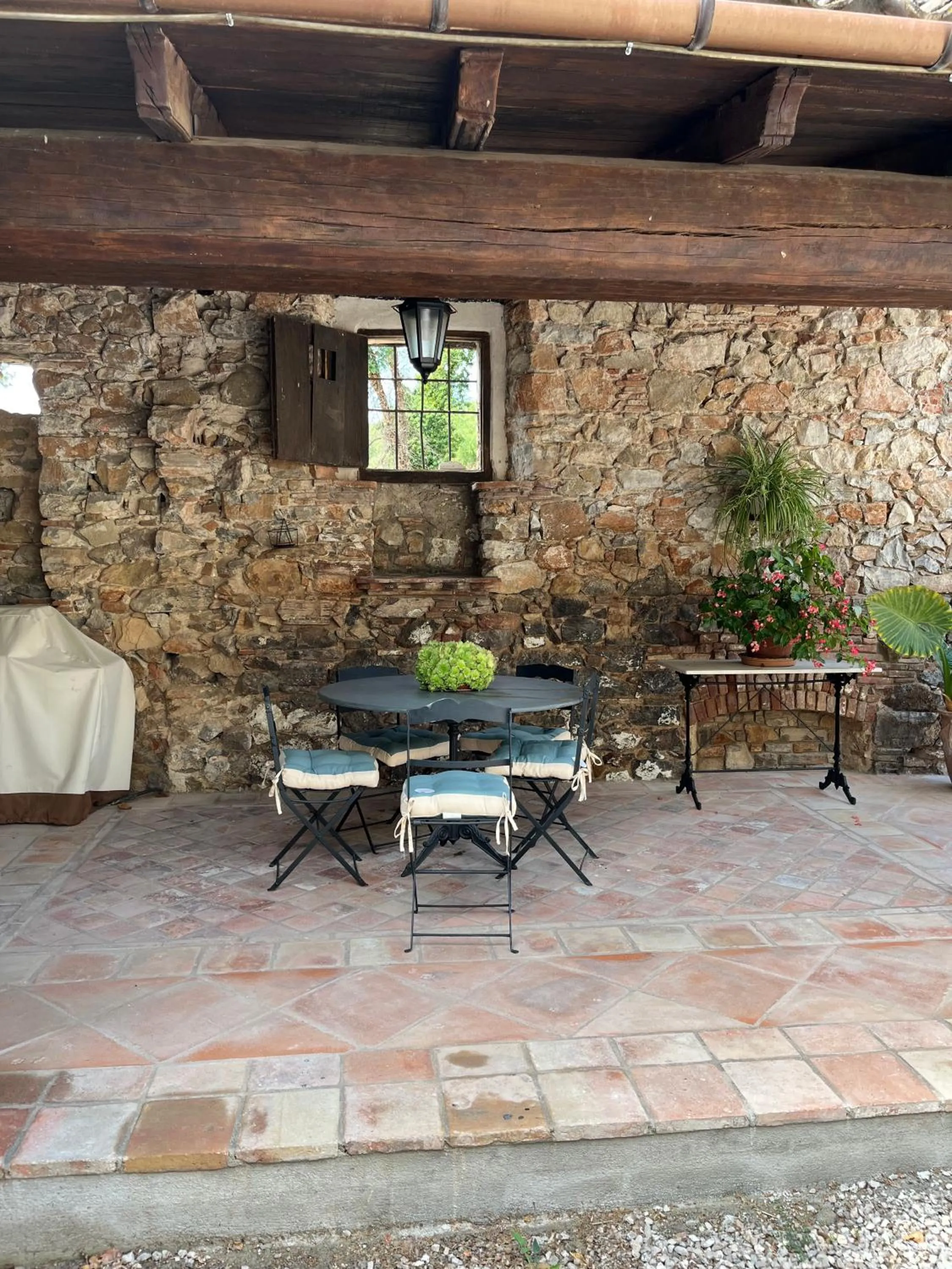 Patio in Masia Can Viver - Olive oil tourism B&B