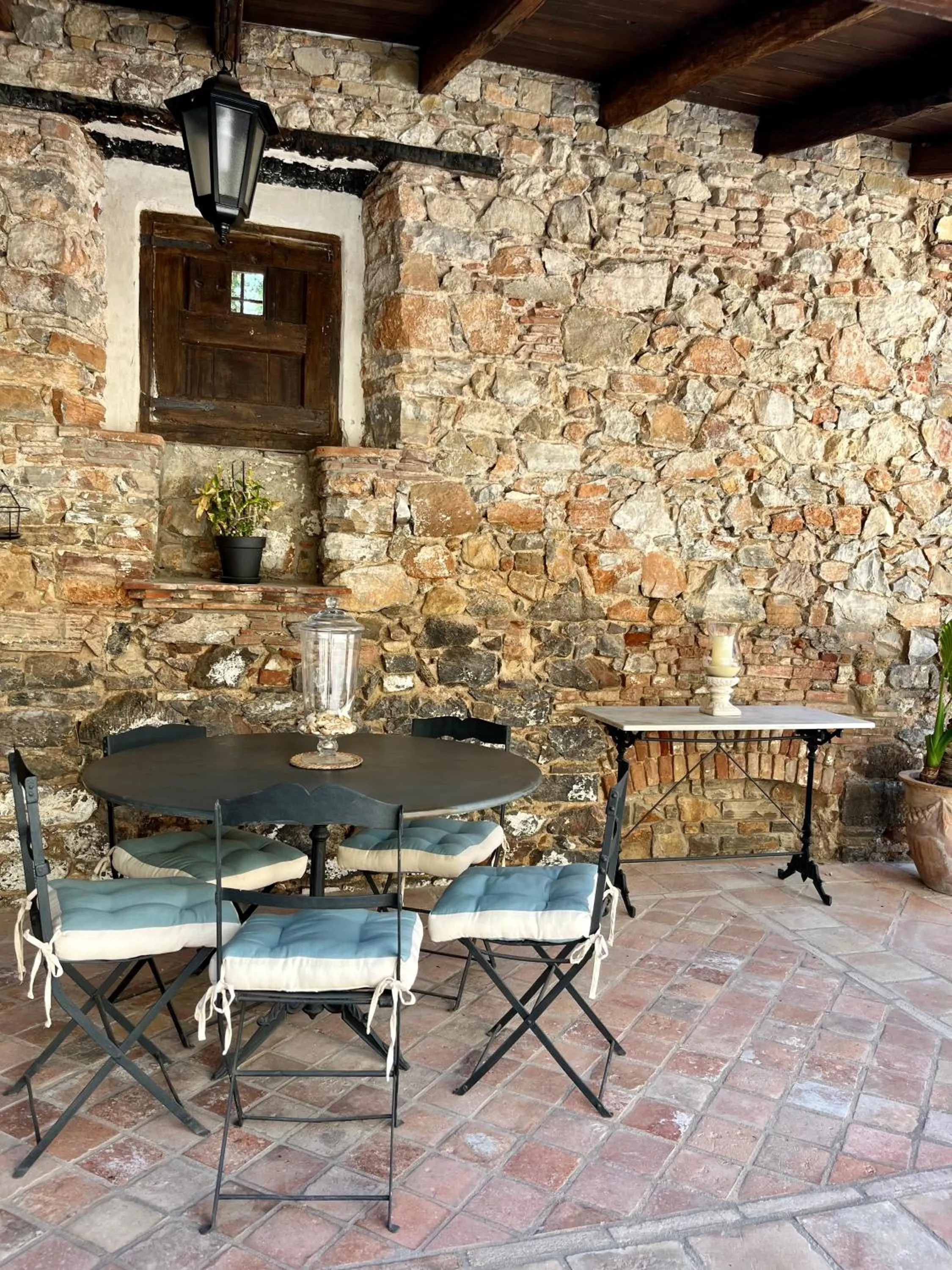 Patio in Masia Can Viver - Olive oil tourism B&B