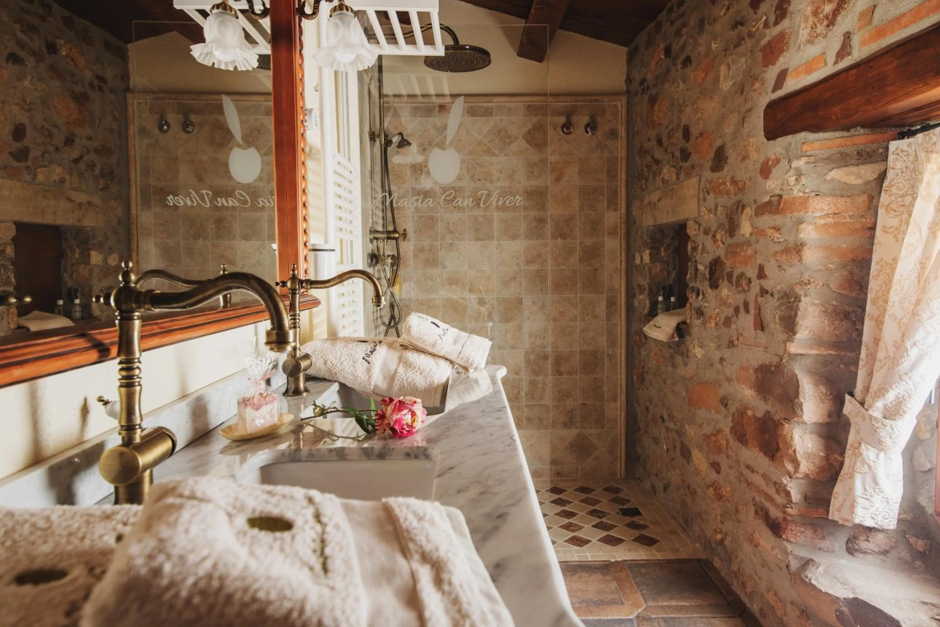 Shower in Masia Can Viver - Olive oil tourism B&B