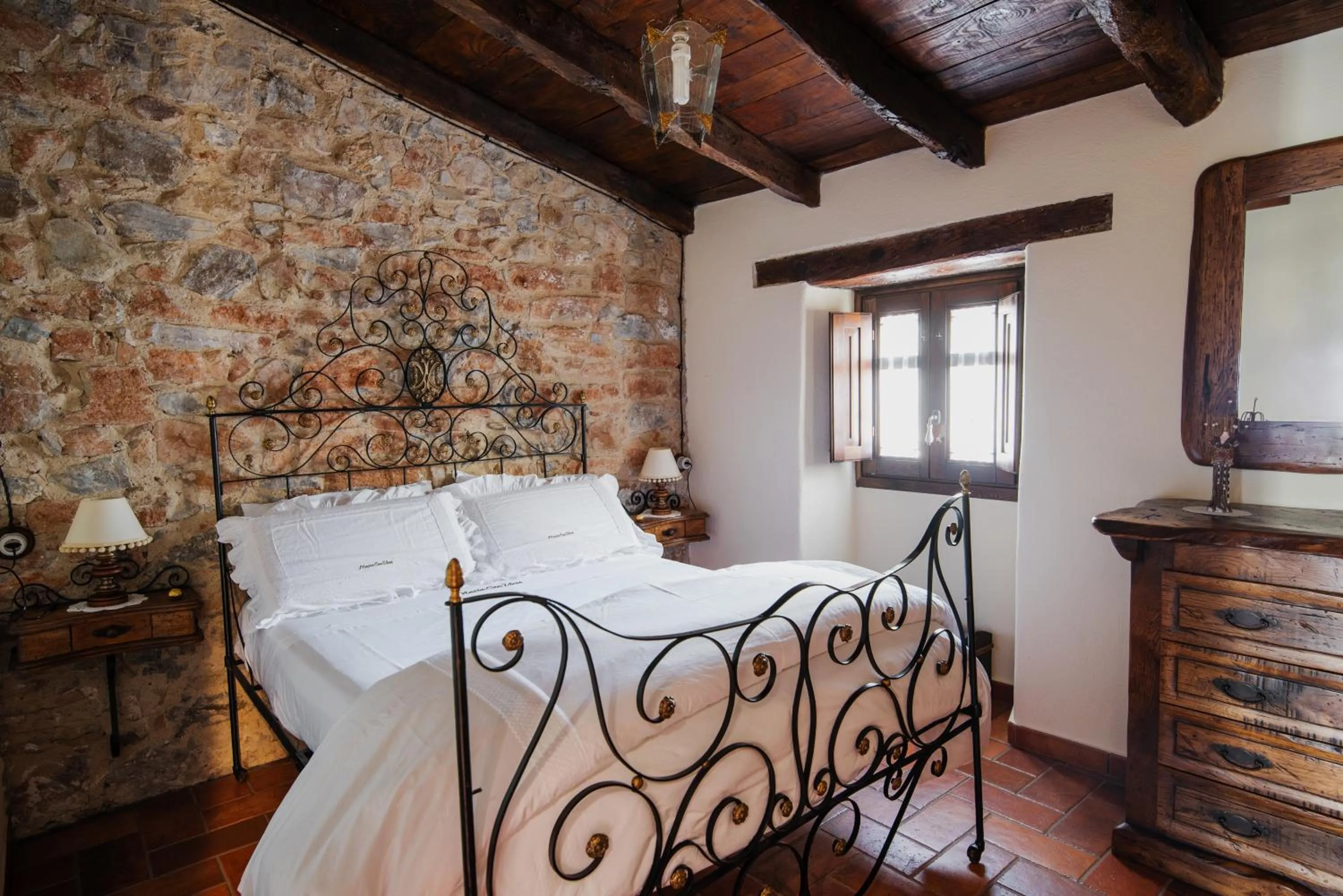 Bed in Masia Can Viver - Olive oil tourism B&B