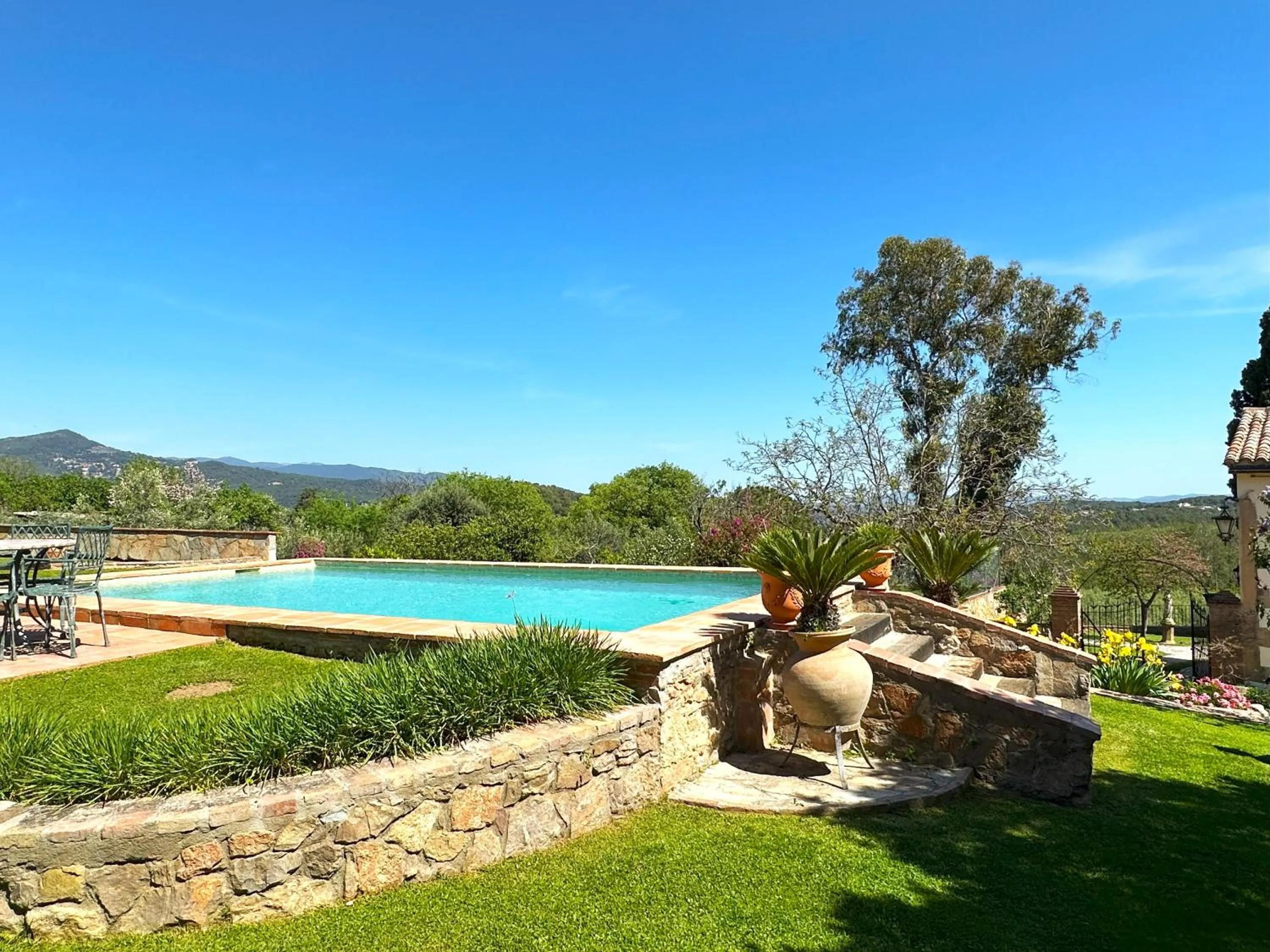 Garden view in Masia Can Viver - Olive oil tourism B&B