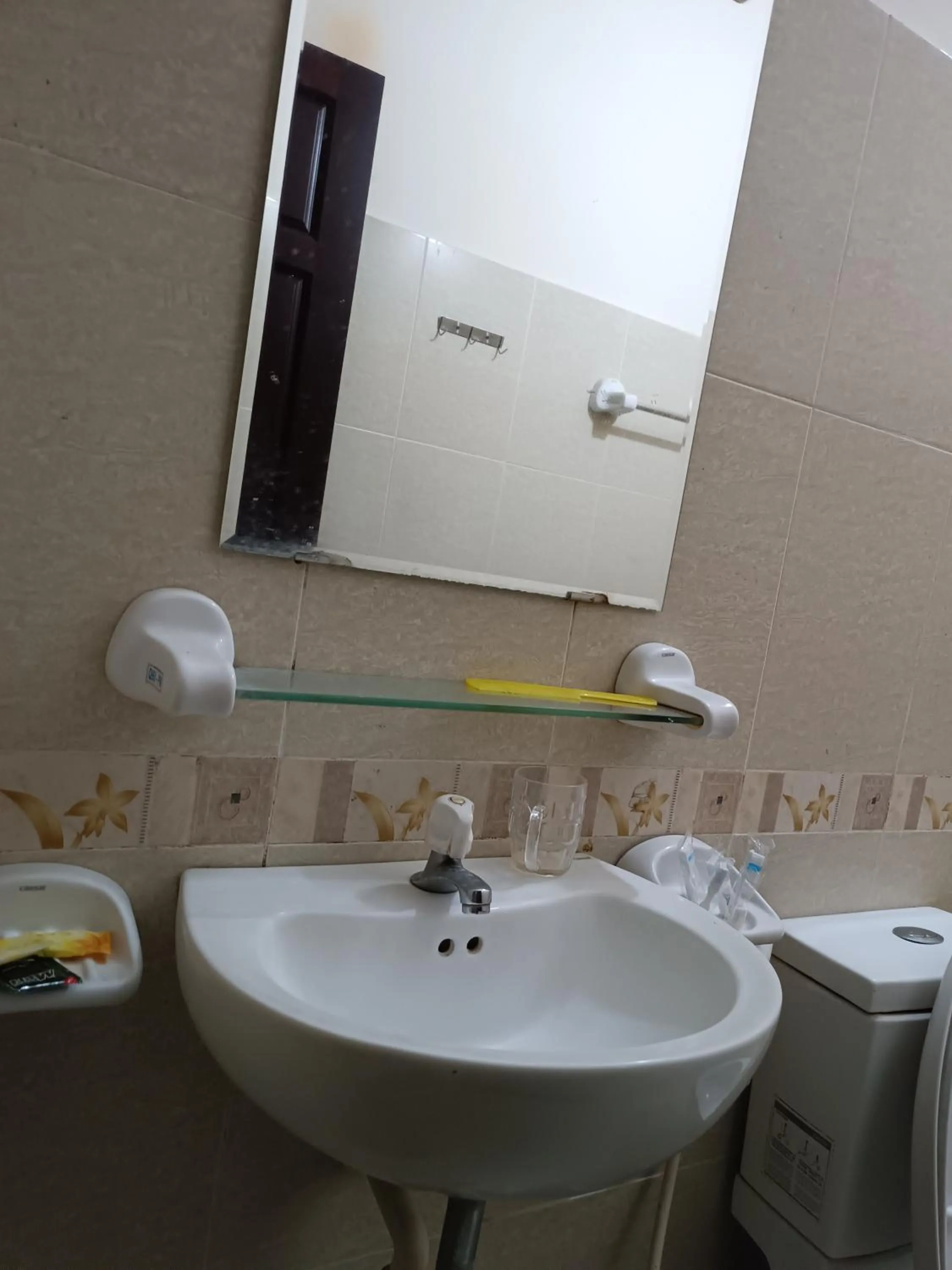 Bathroom in OYO 1171 Tay Hai Hotel