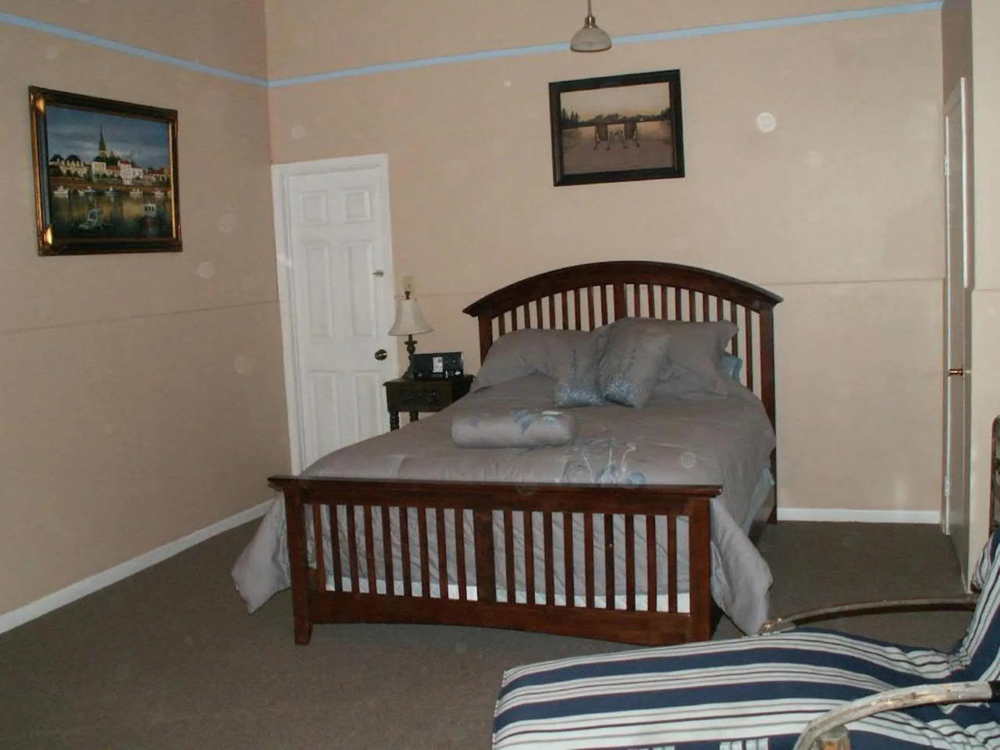 Bed in Canalside Restaurant & Inn