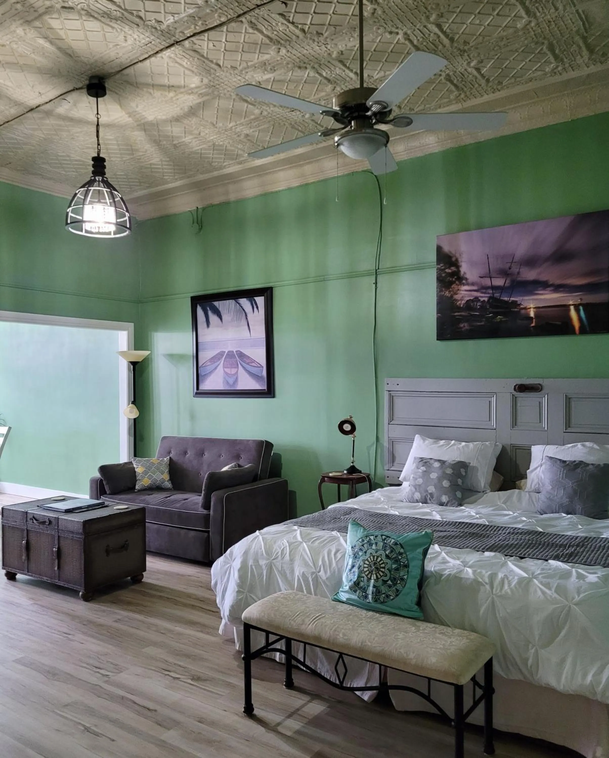 Bed in Canalside Restaurant & Inn