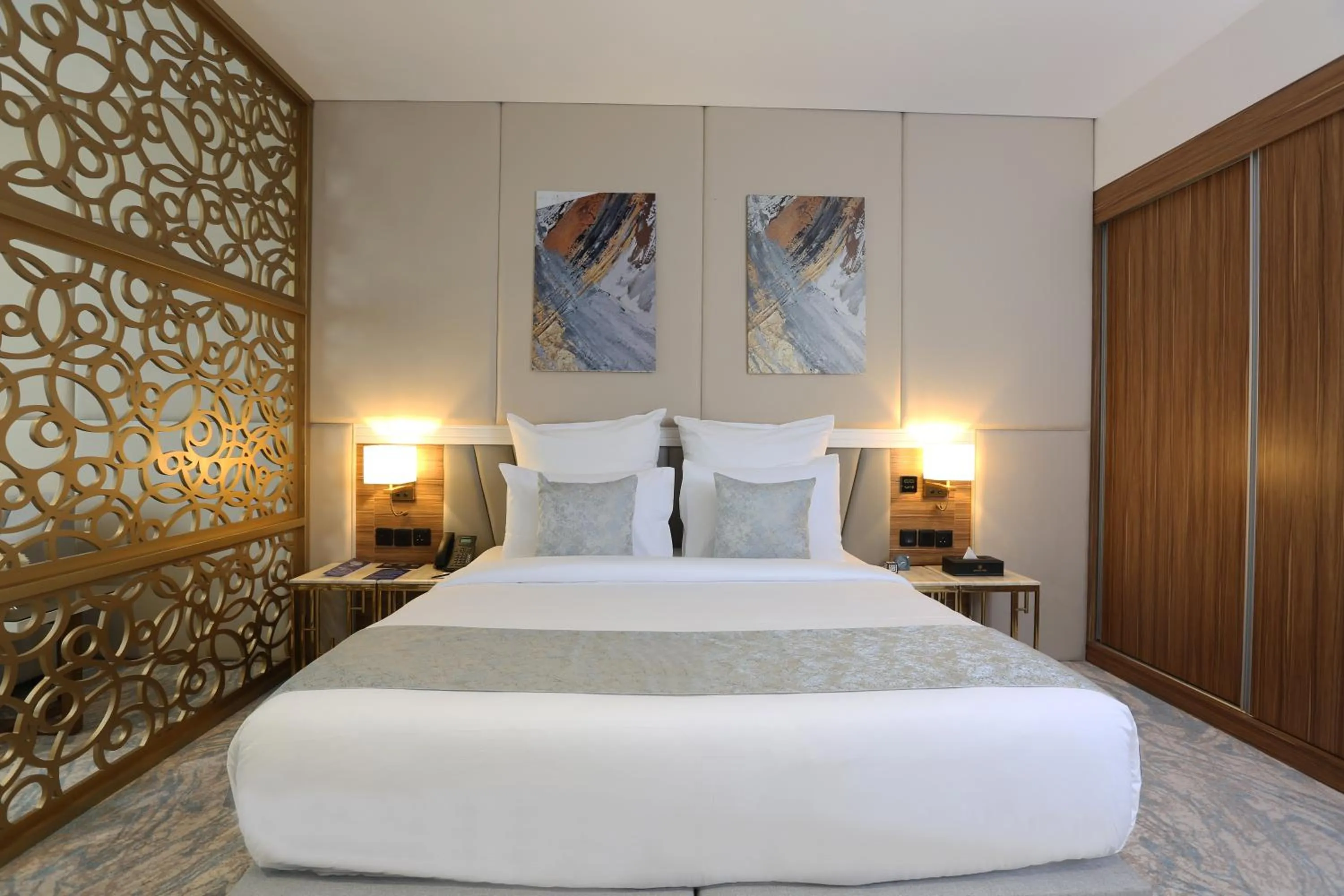 Bed in Cantonal Hotel by Warwick