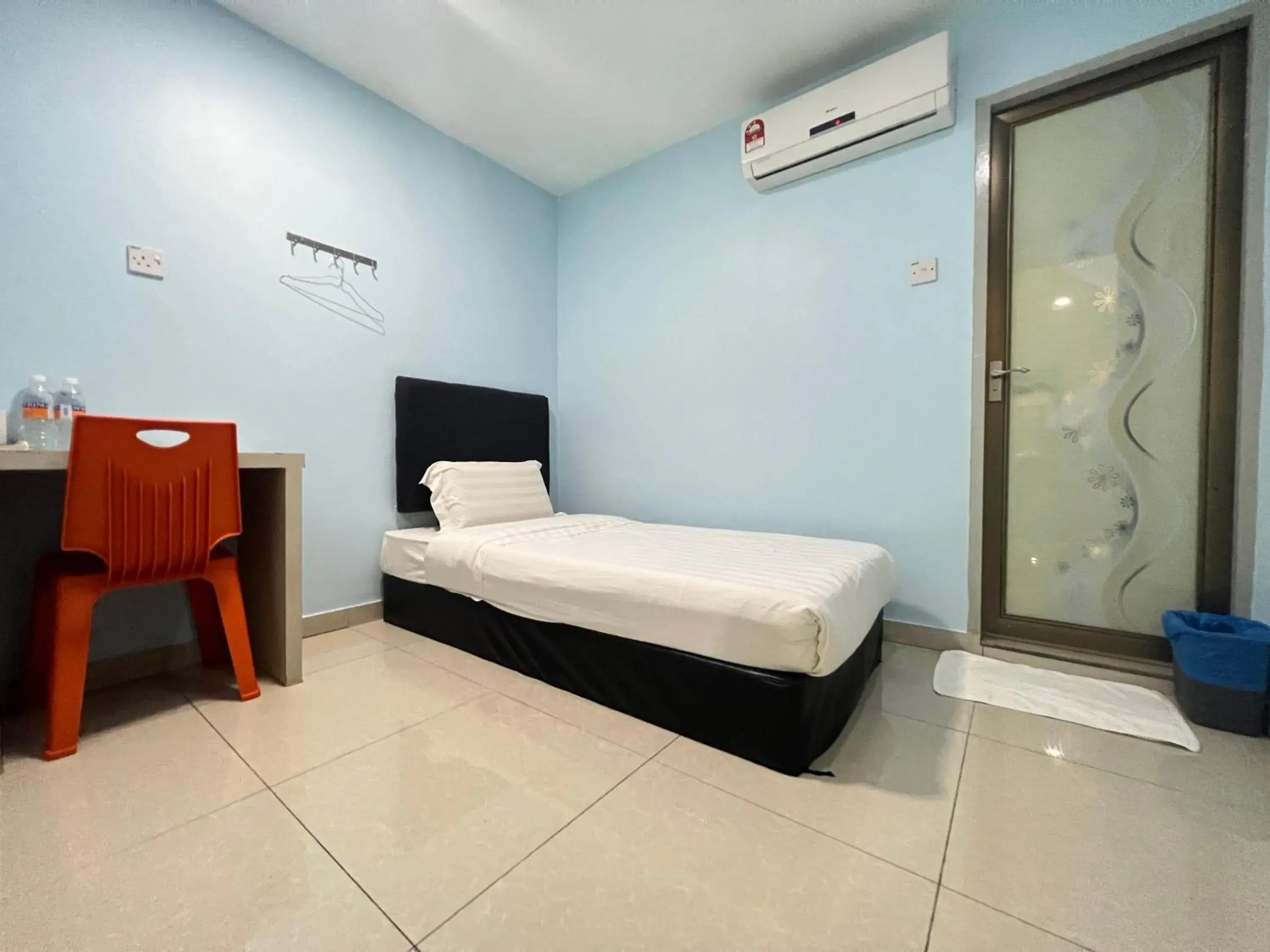 Standard Single Room - single occupancy in Stutong Point managed by SECOM Standard Single Room - single occupancy in Stutong Point managed by SECOM