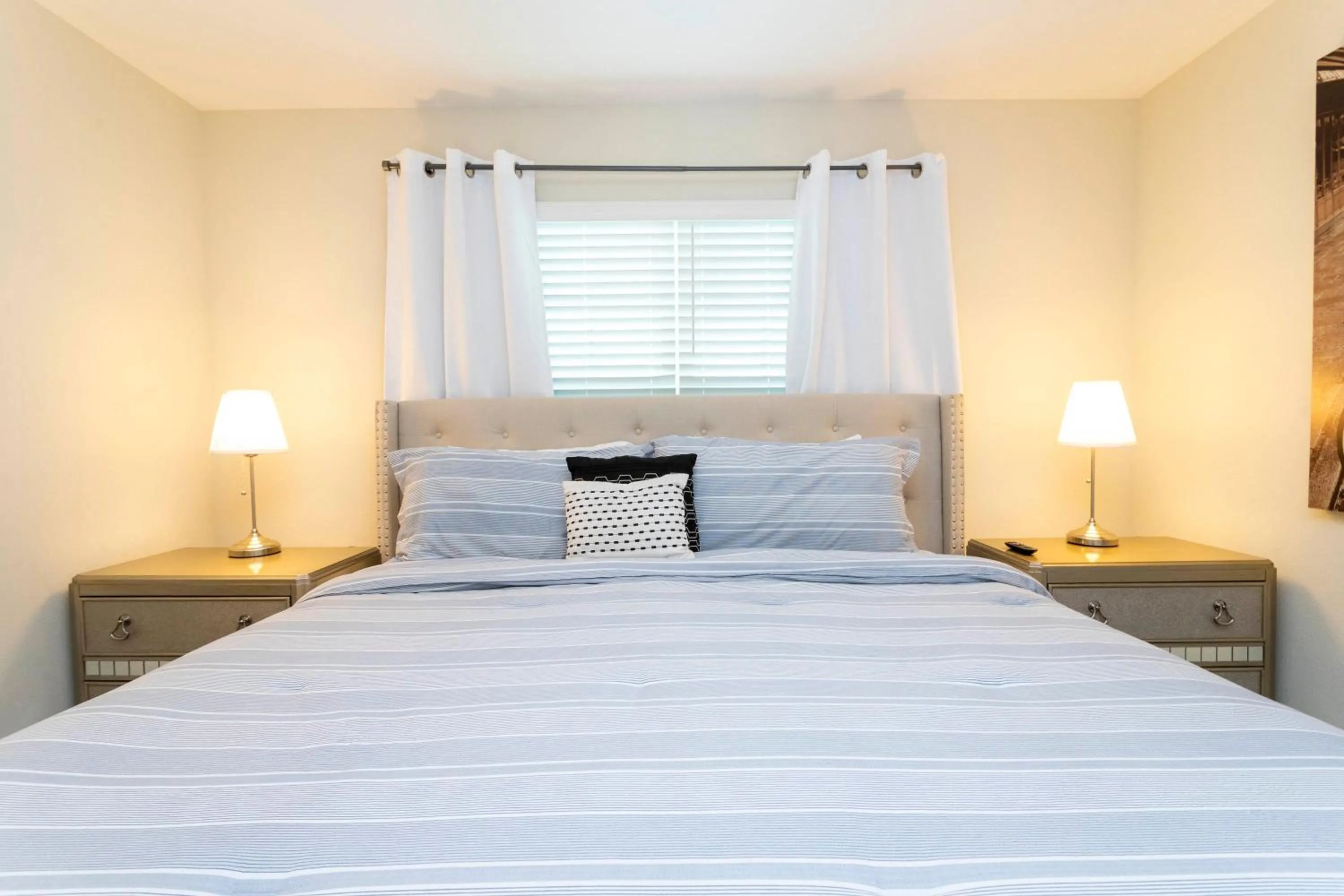 Bed in Magnificent 5Bd w/ Pool Close to Disney @Storey Lake 4800