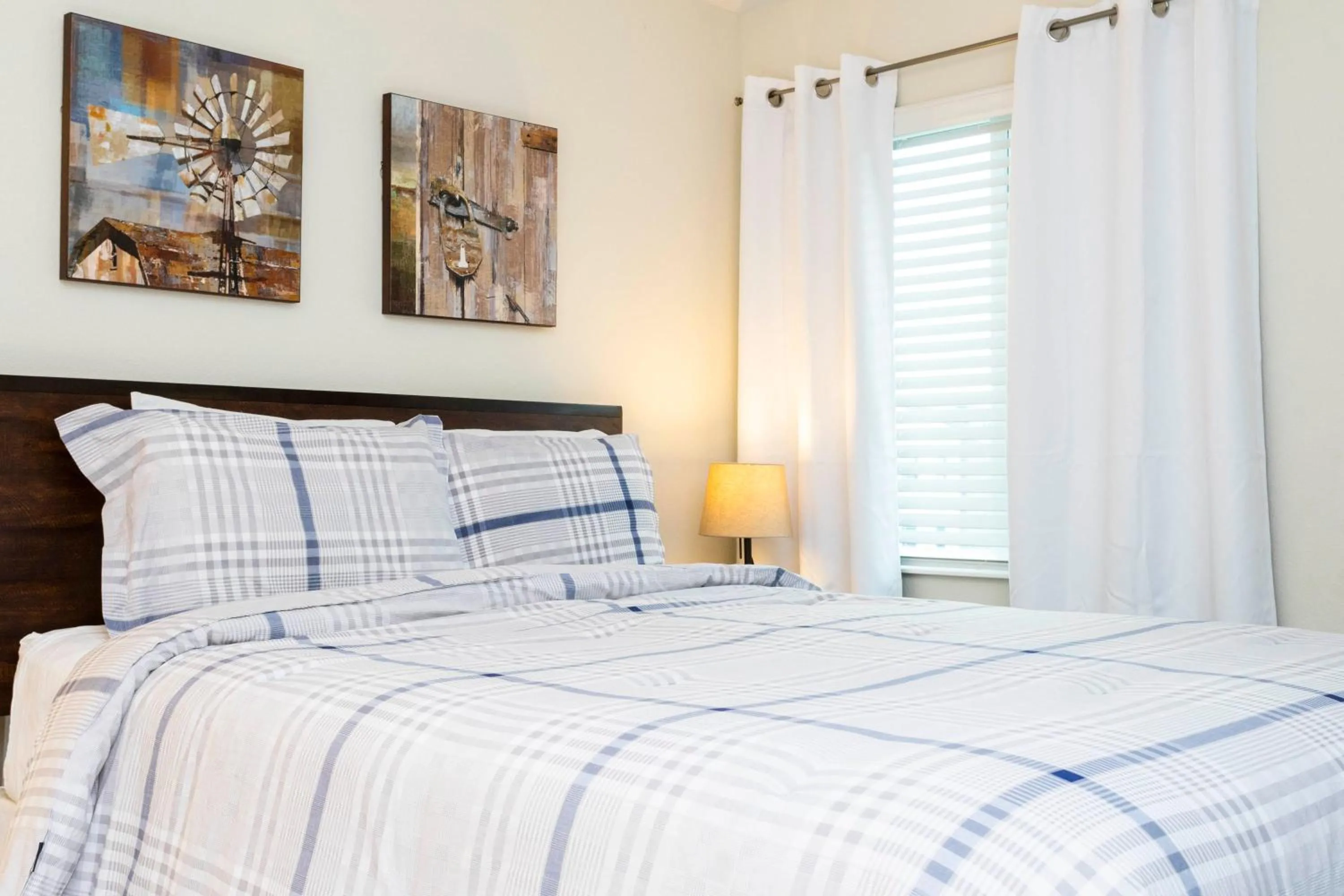 Bed in Magnificent 5Bd w/ Pool Close to Disney @Storey Lake 4800