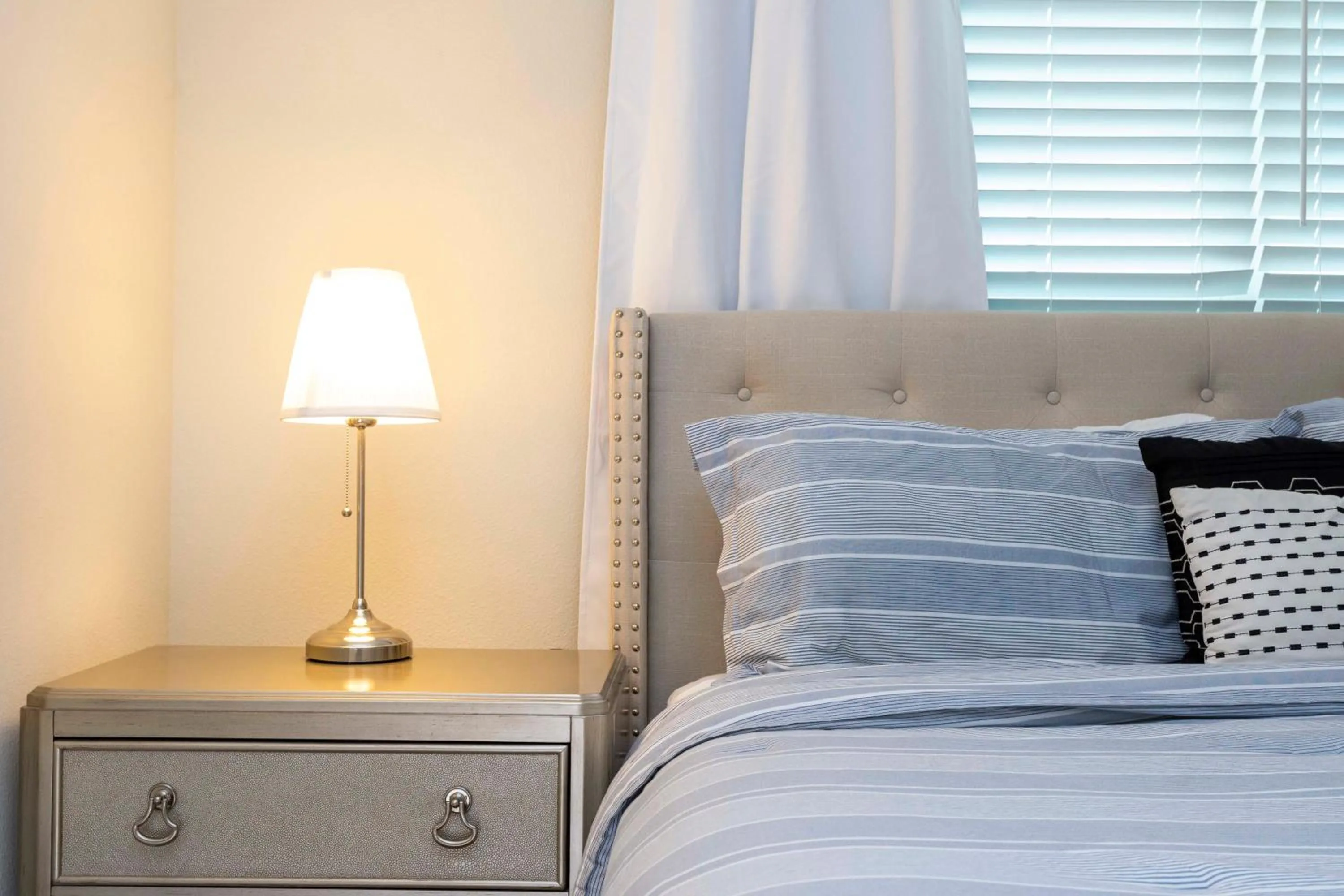 Bed in Magnificent 5Bd w/ Pool Close to Disney @Storey Lake 4800