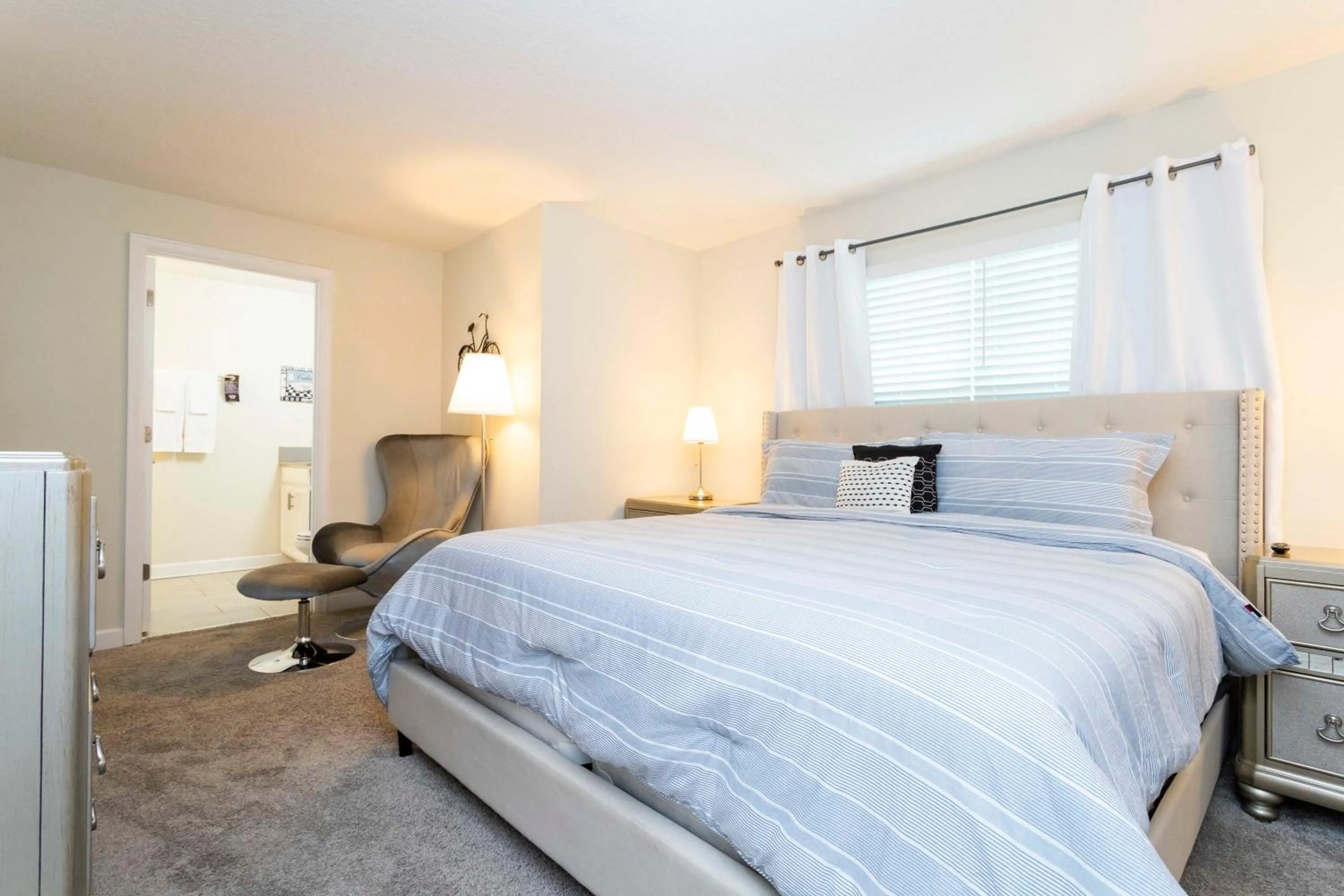 Bed in Magnificent 5Bd w/ Pool Close to Disney @Storey Lake 4800