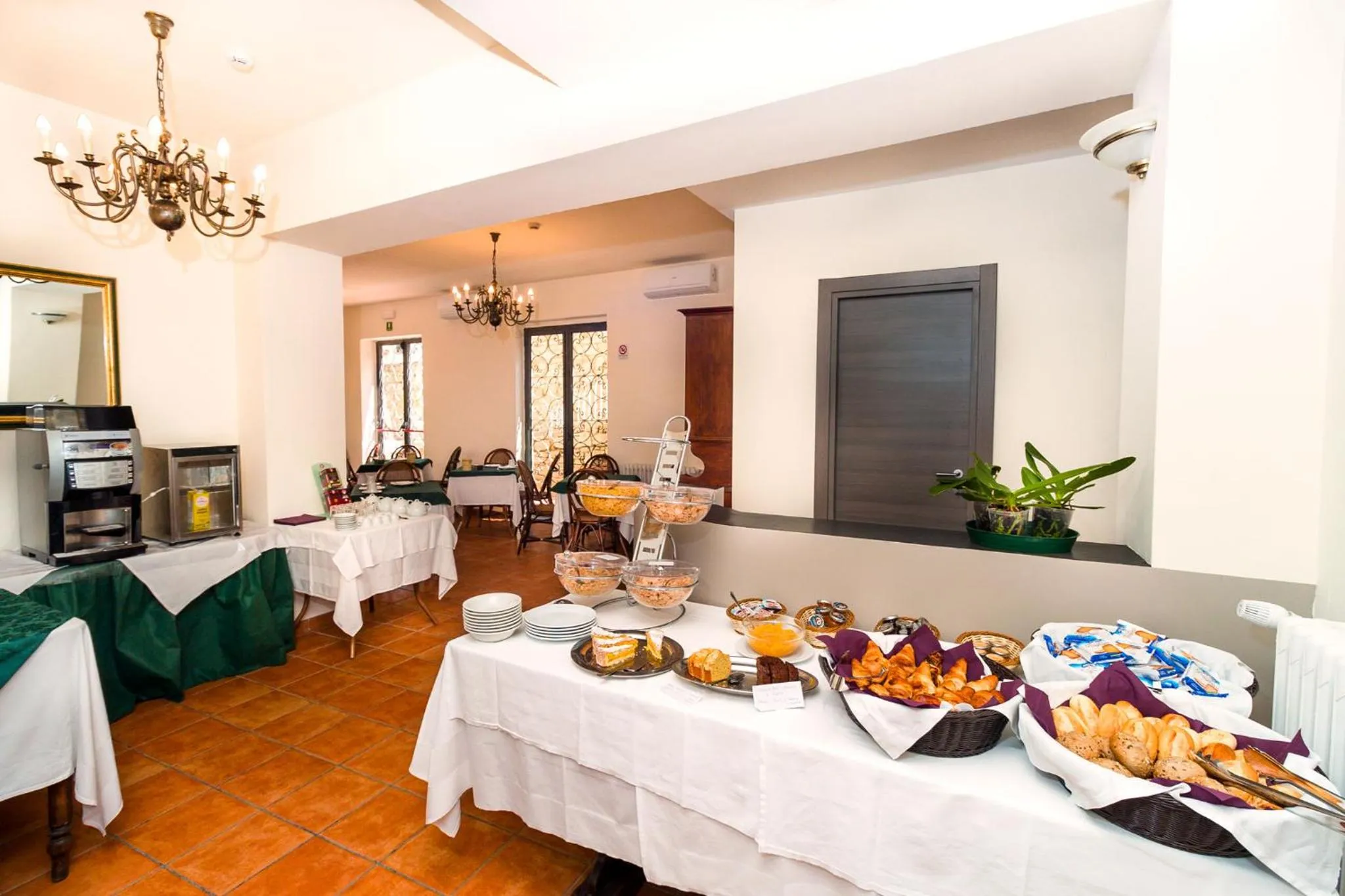 Food and drinks in Hotel Villa Bonelli