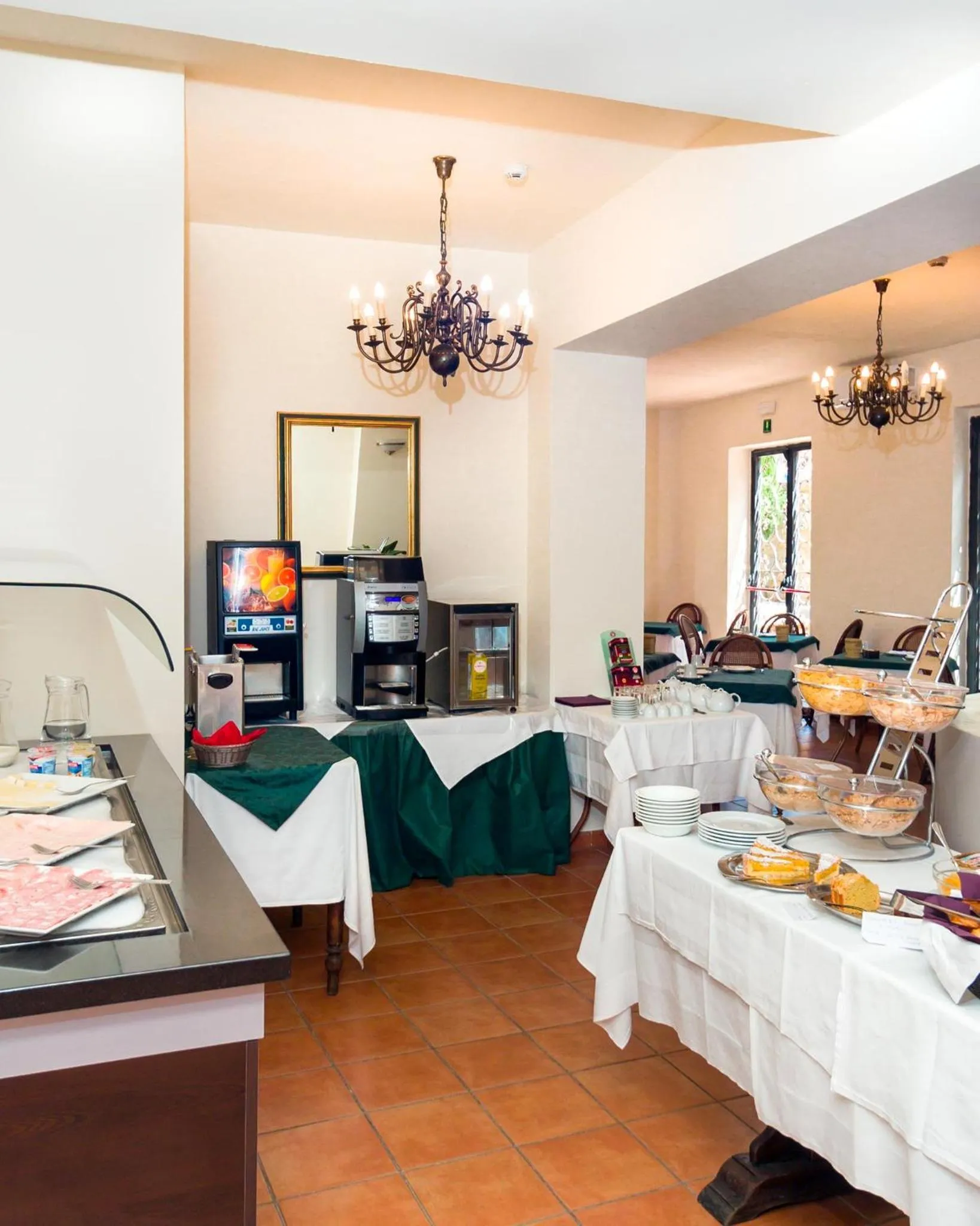 Food and drinks in Hotel Villa Bonelli