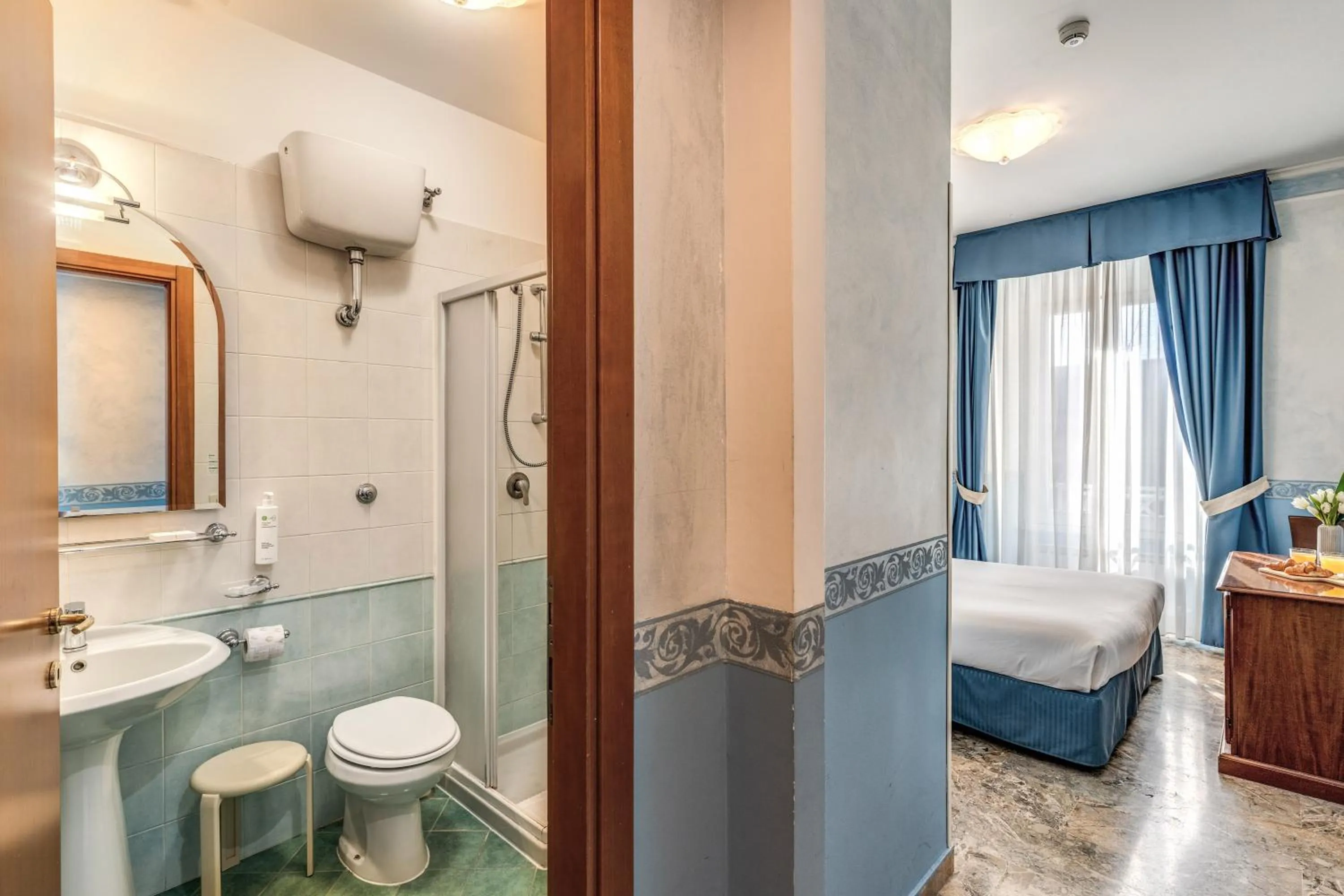 Shower, Bed in Hotel Orazia
