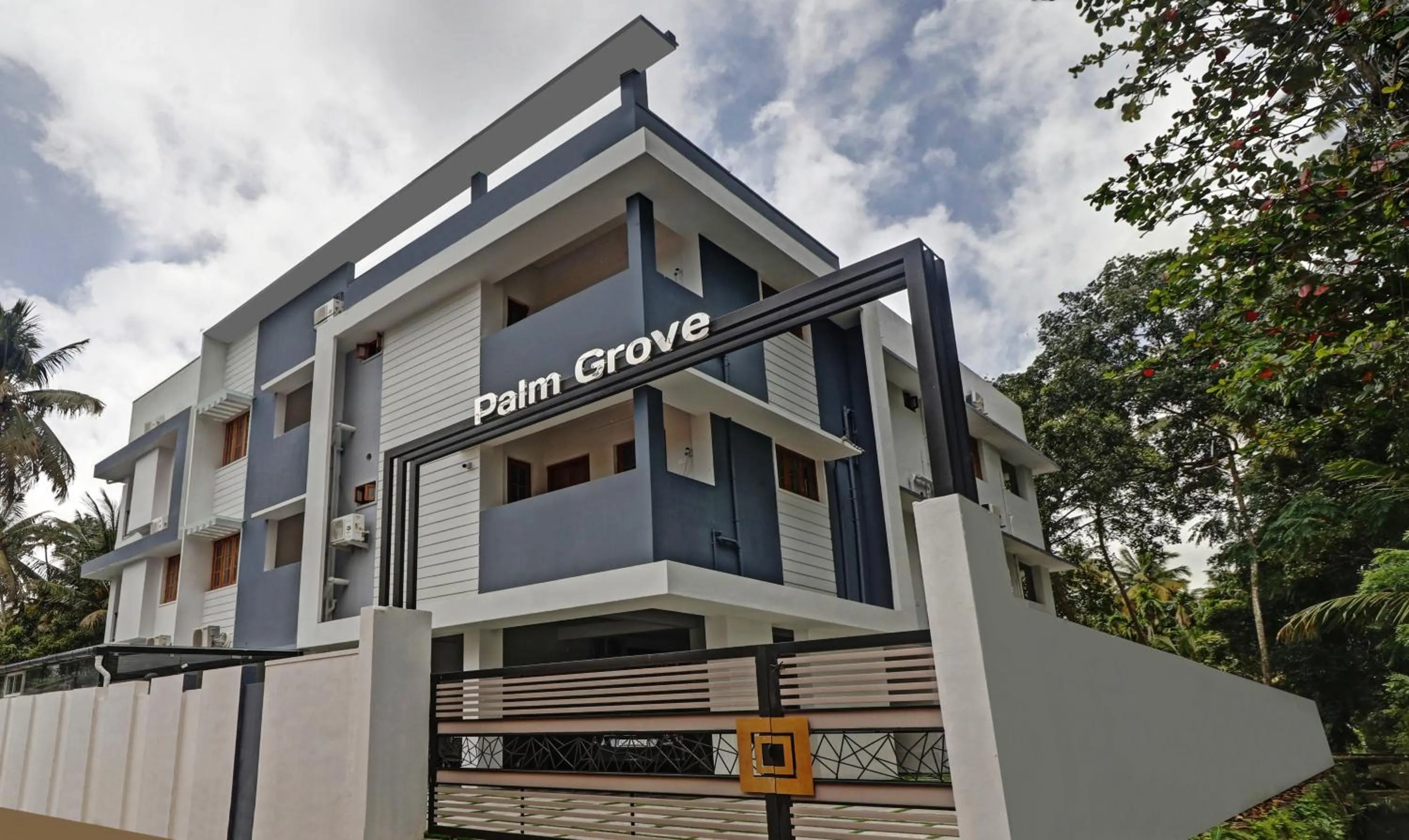 Property building in Itsy Hotels Palm Grove By D2V