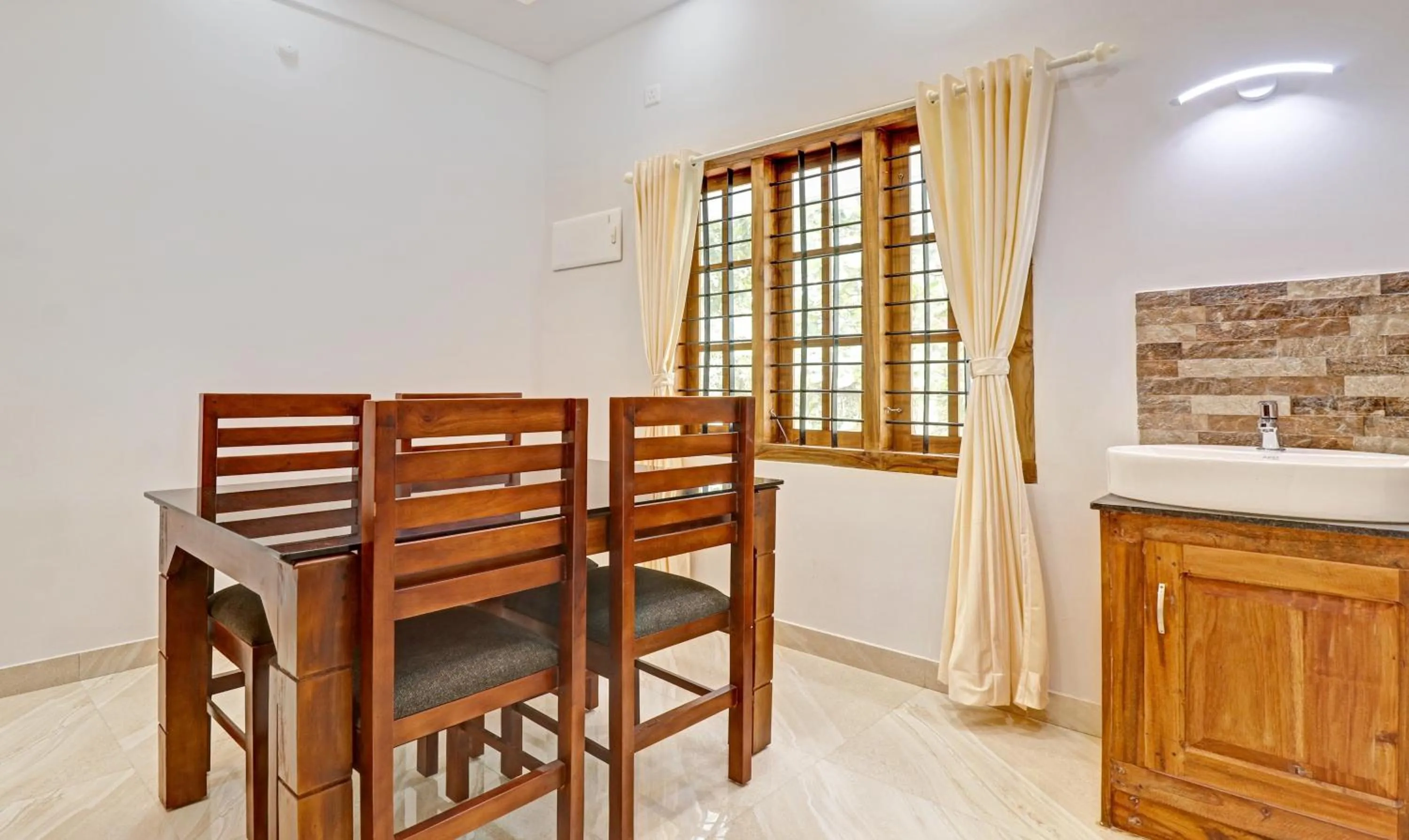 Dining area in Itsy Hotels Palm Grove By D2V