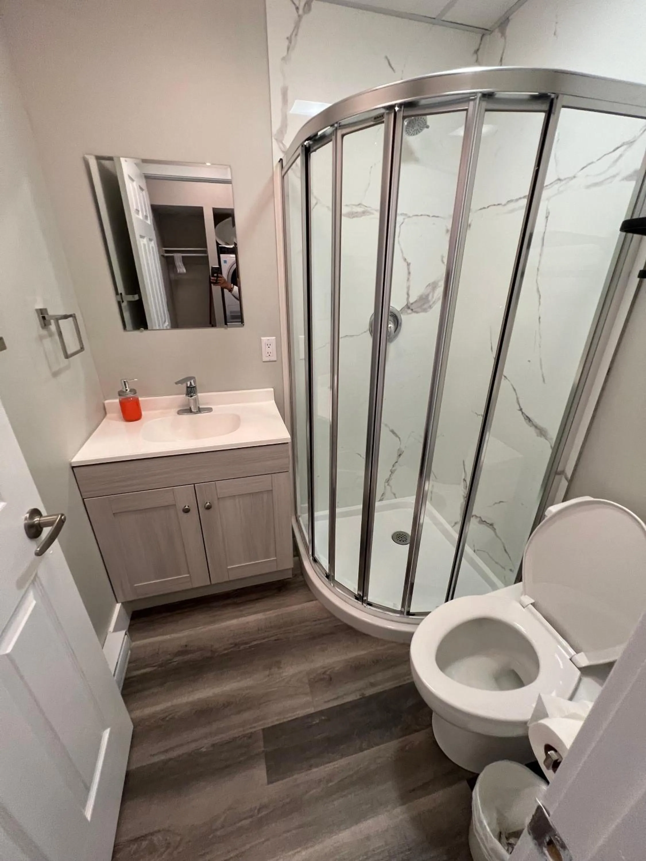 Shower in Le Centre-Ville