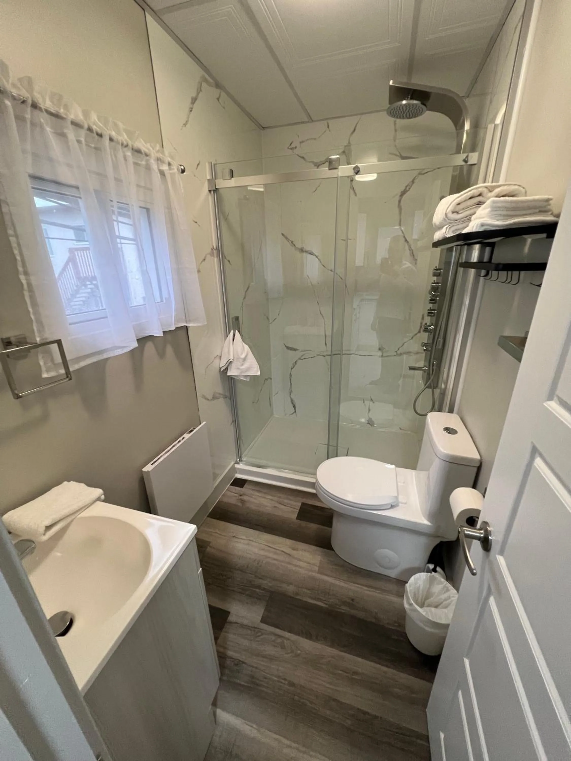 Shower in Le Centre-Ville