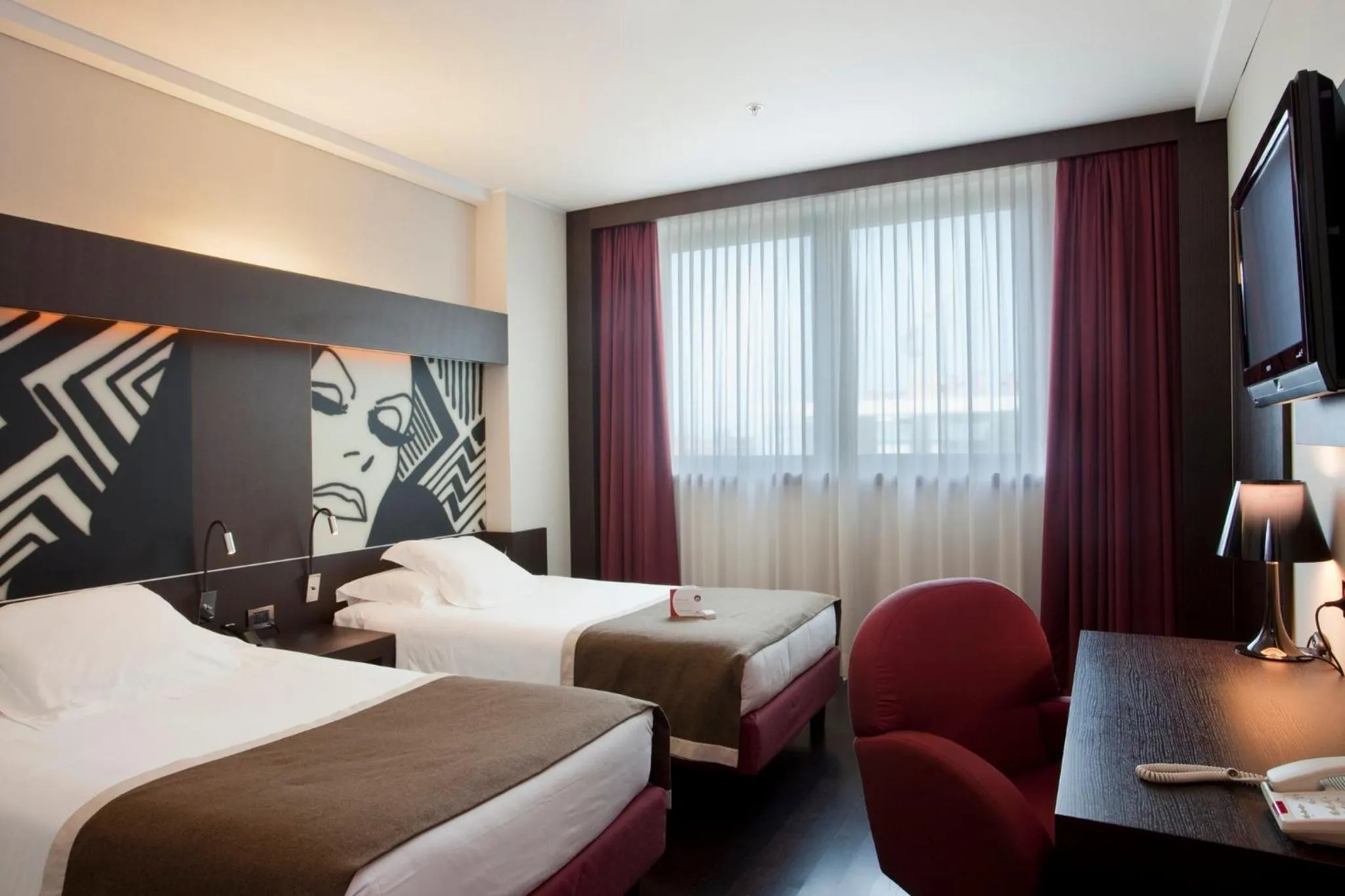 Photo of the whole room, Bed in Crowne Plaza Milan City by IHG