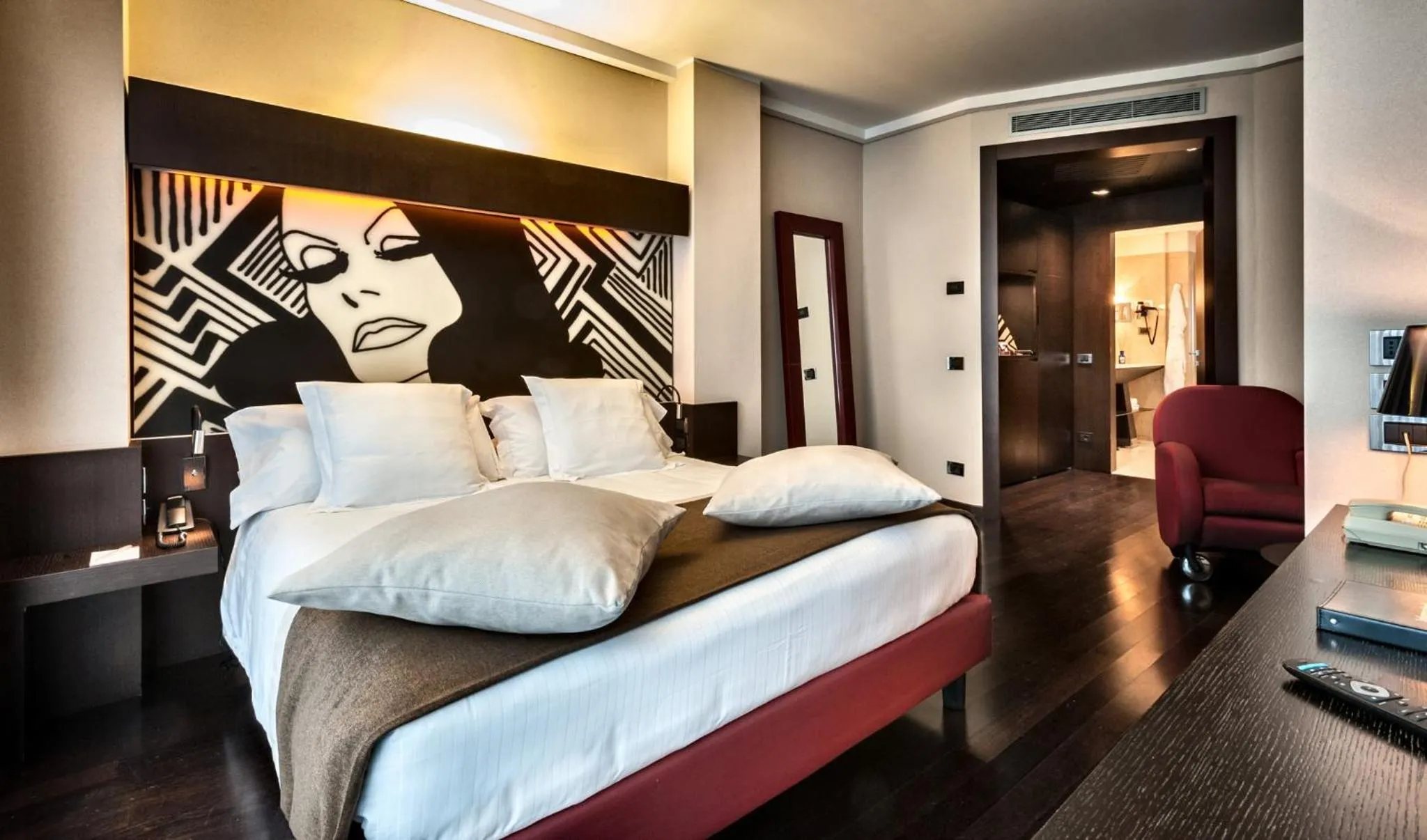Photo of the whole room, Bed in Crowne Plaza Milan City by IHG