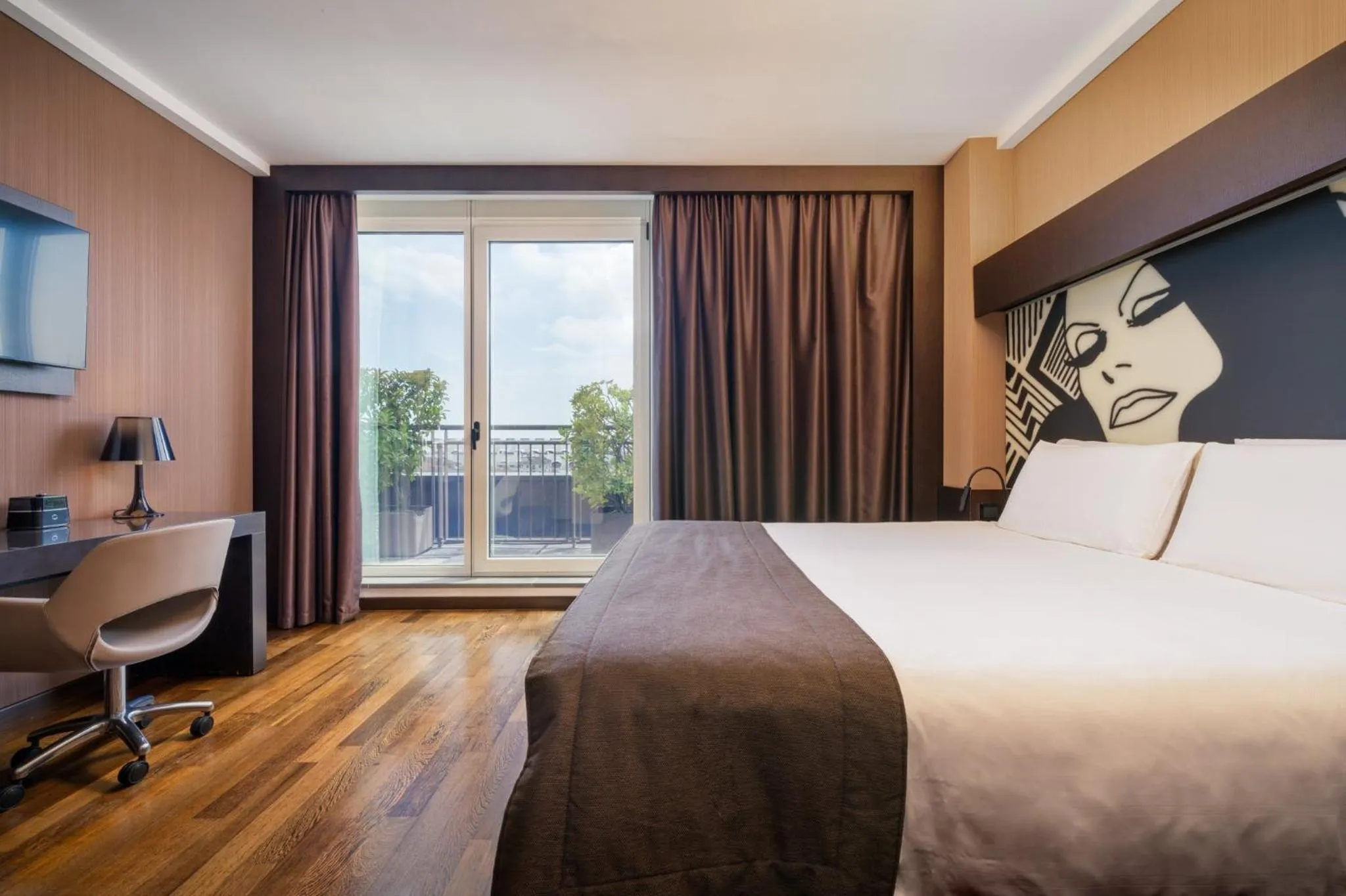 Photo of the whole room, Bed in Crowne Plaza Milan City by IHG