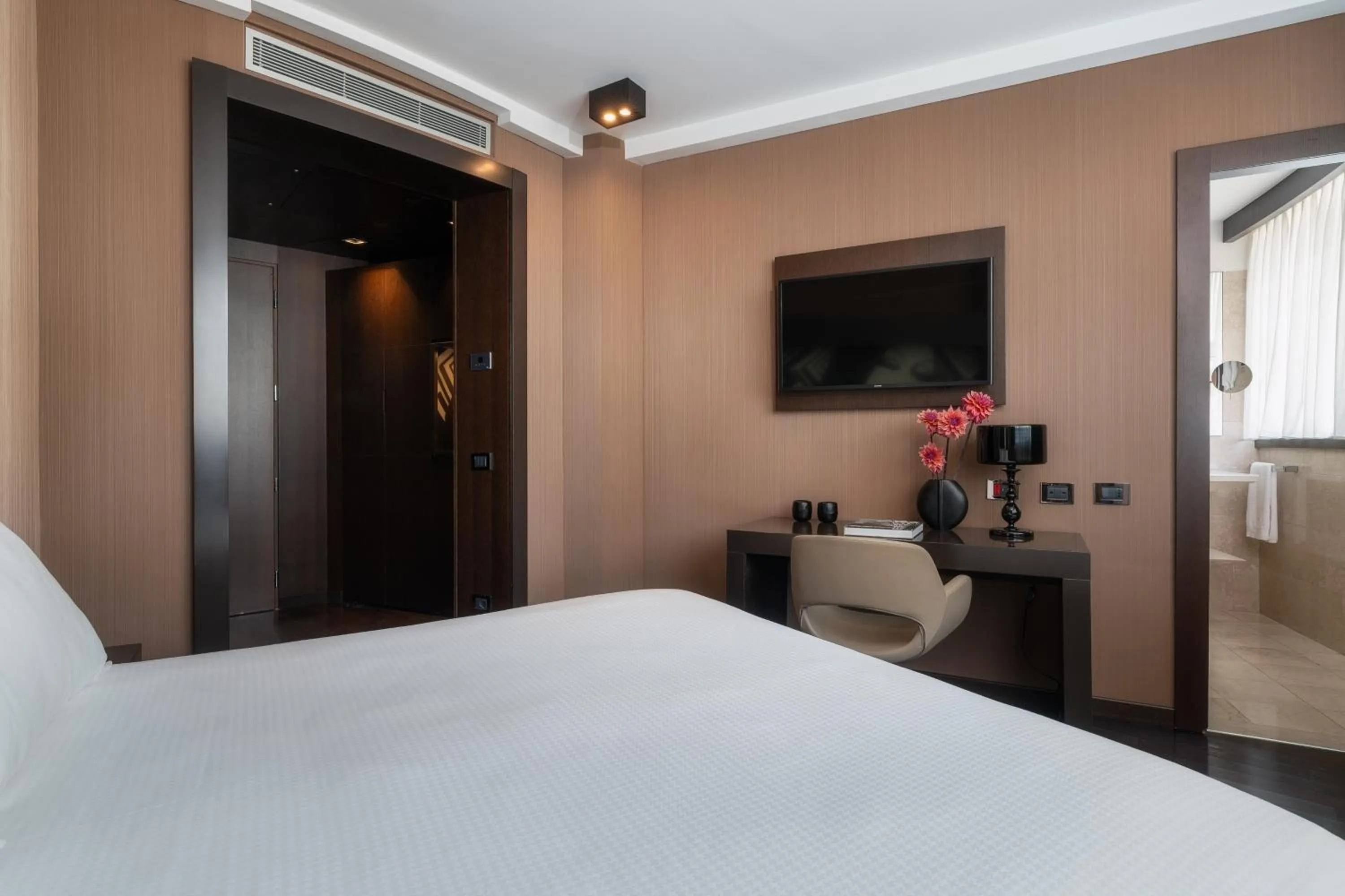 Bedroom, Bed in Crowne Plaza Milan City by IHG