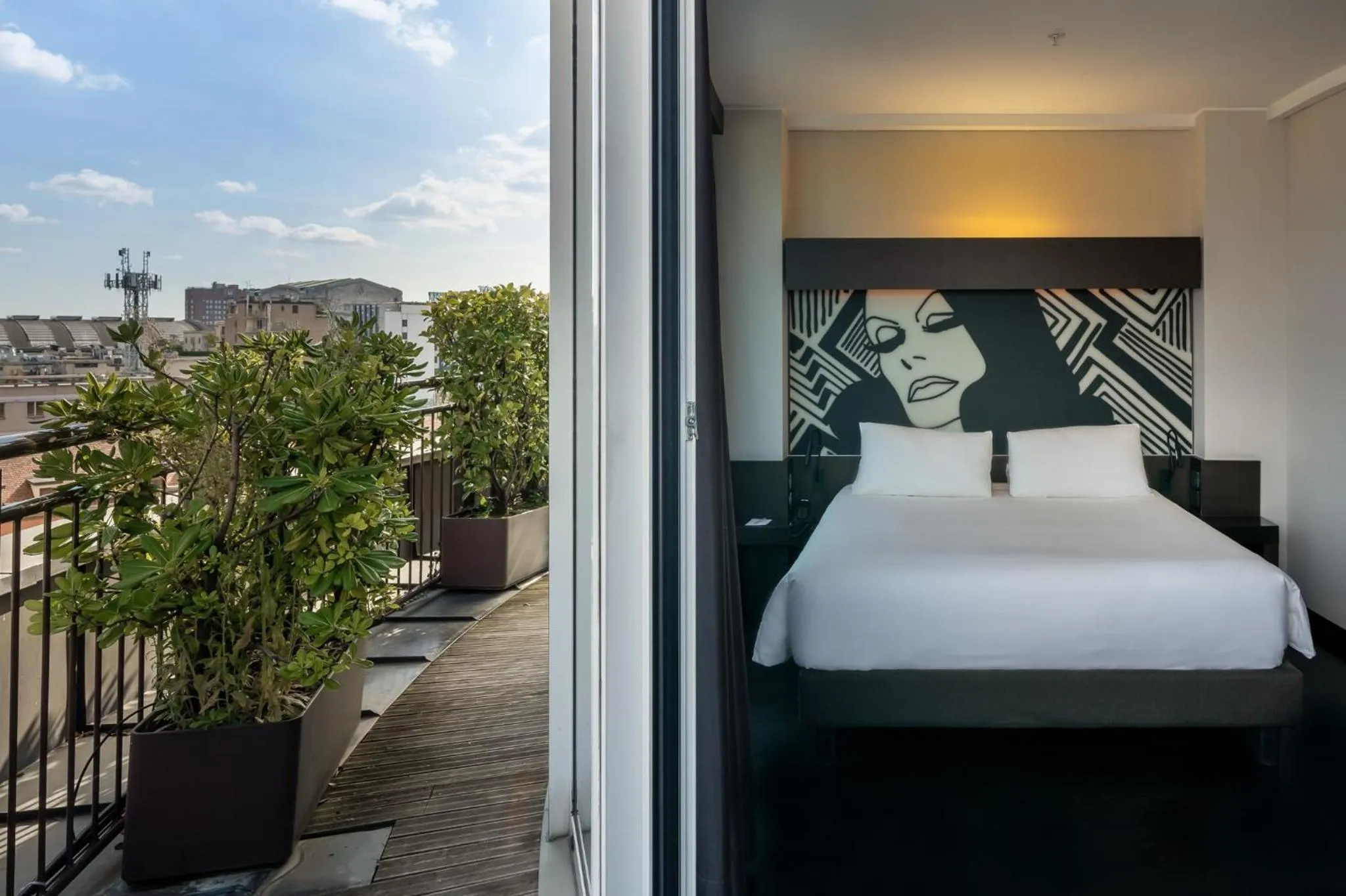 Photo of the whole room, Bed in Crowne Plaza Milan City by IHG