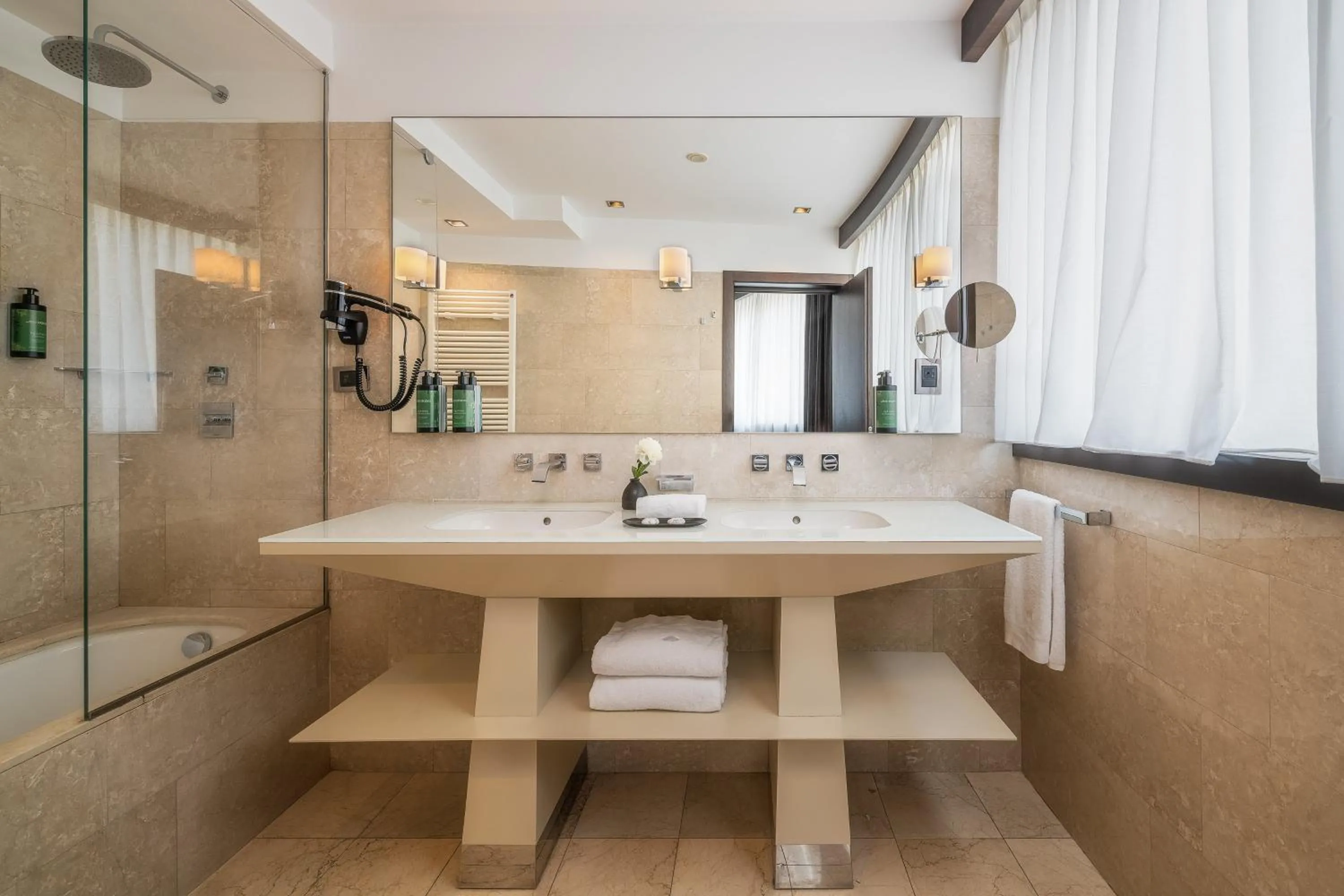 Photo of the whole room in Crowne Plaza Milan City by IHG