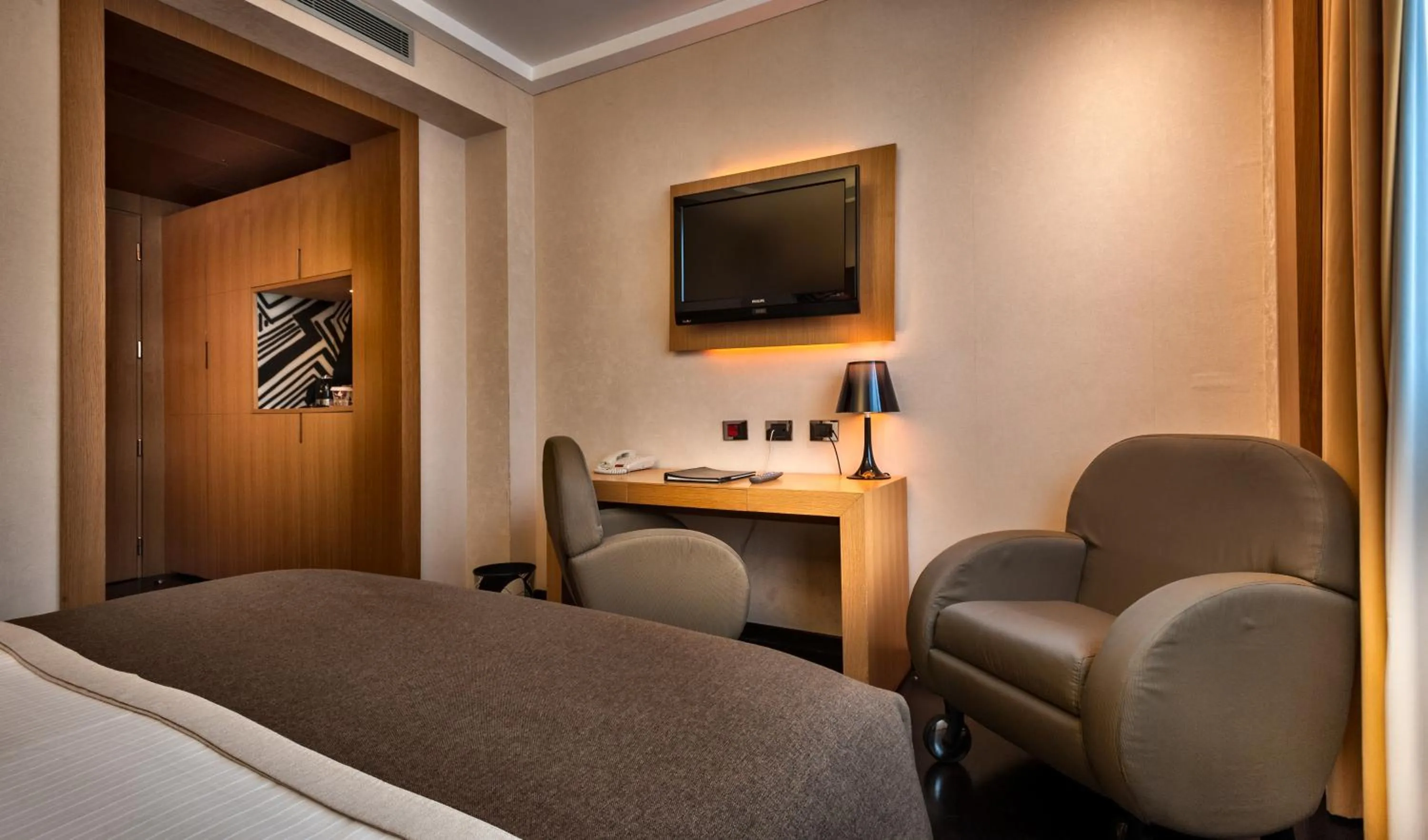 Bedroom, Bed in Crowne Plaza Milan City by IHG