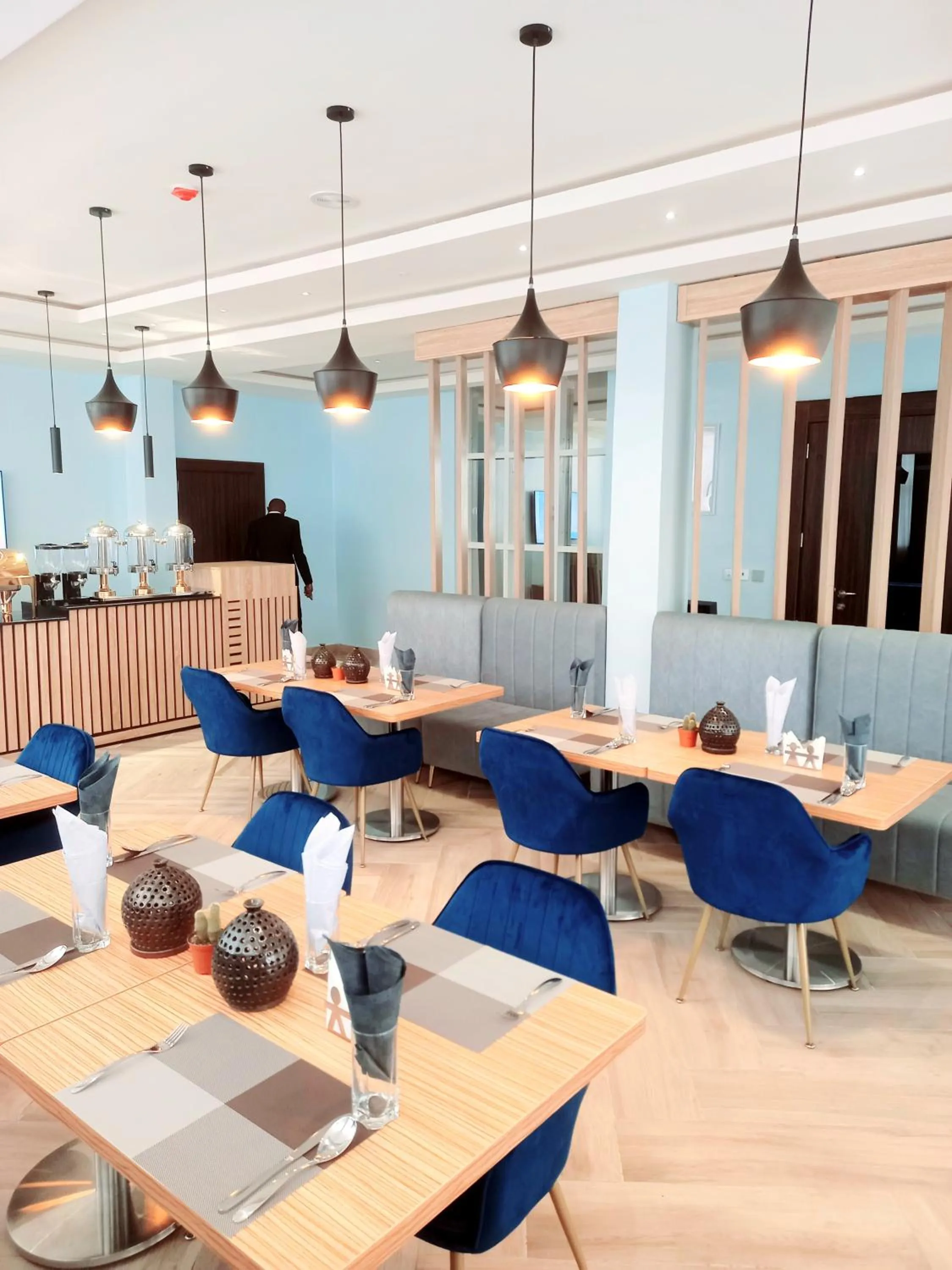 Restaurant/places to eat in Aveon Hotel