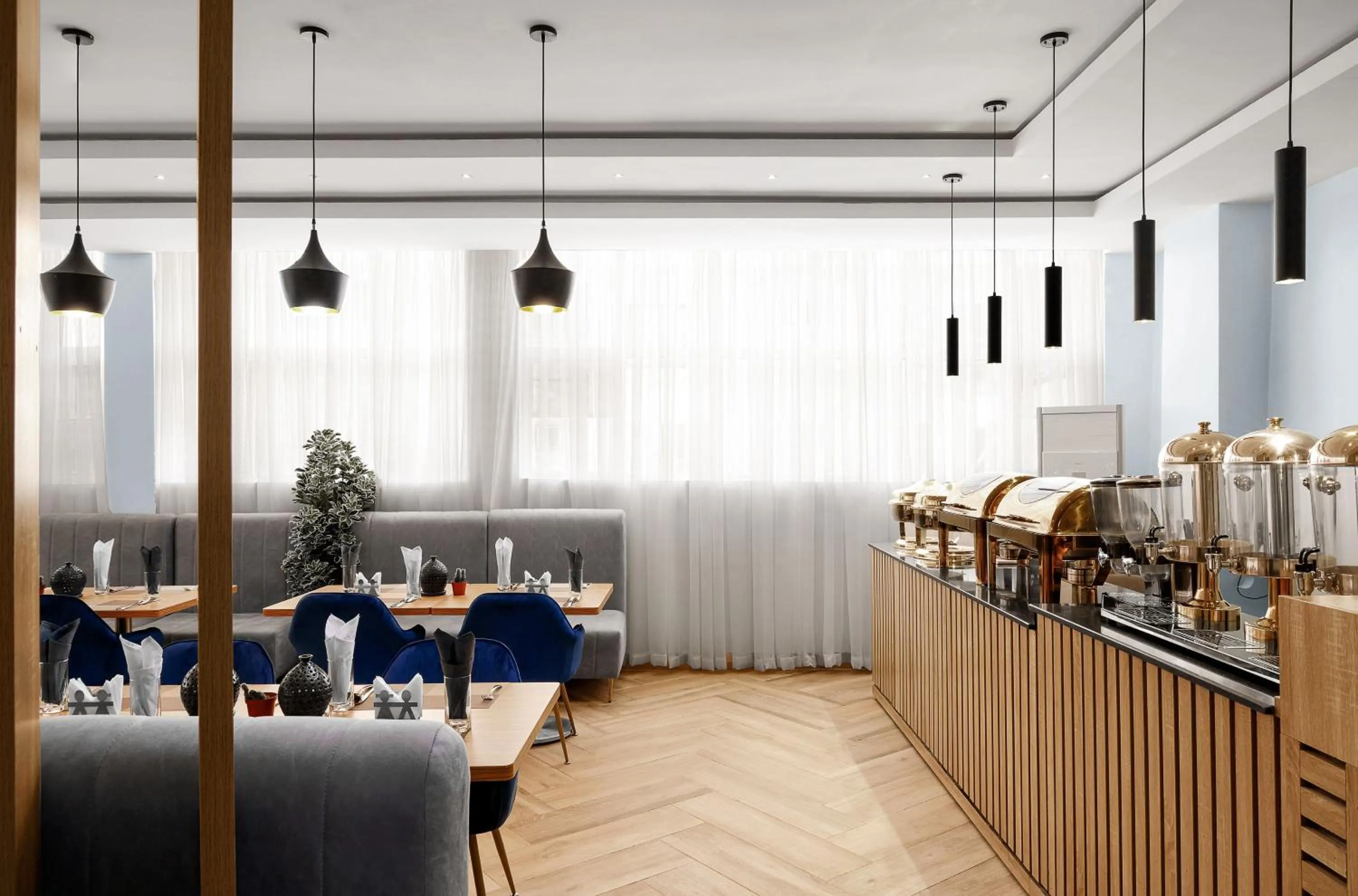 Restaurant/places to eat in Aveon Hotel